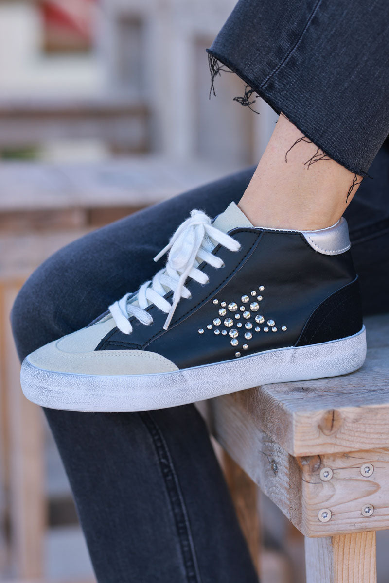 Zapatillas altas de piel sintética con tachuelas de estrellas negras