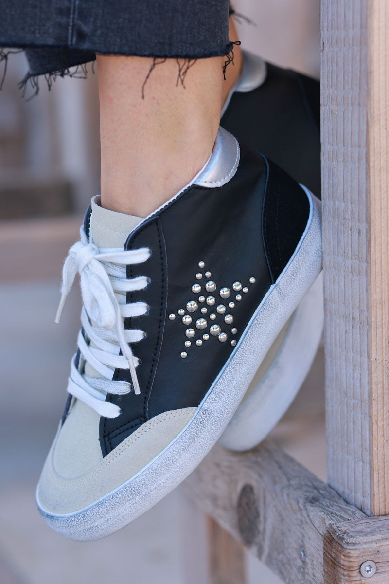 Zapatillas altas de piel sintética con tachuelas de estrellas negras