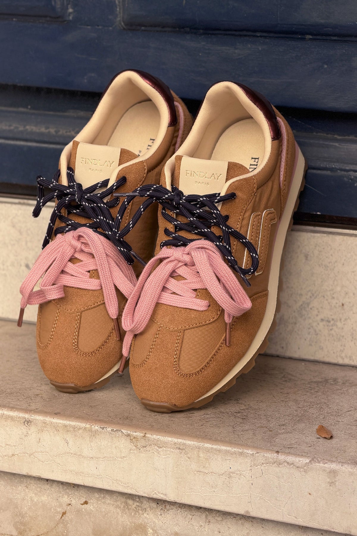 Baskets style running camel effet daim à rayures et lacets bicolores rose et marine