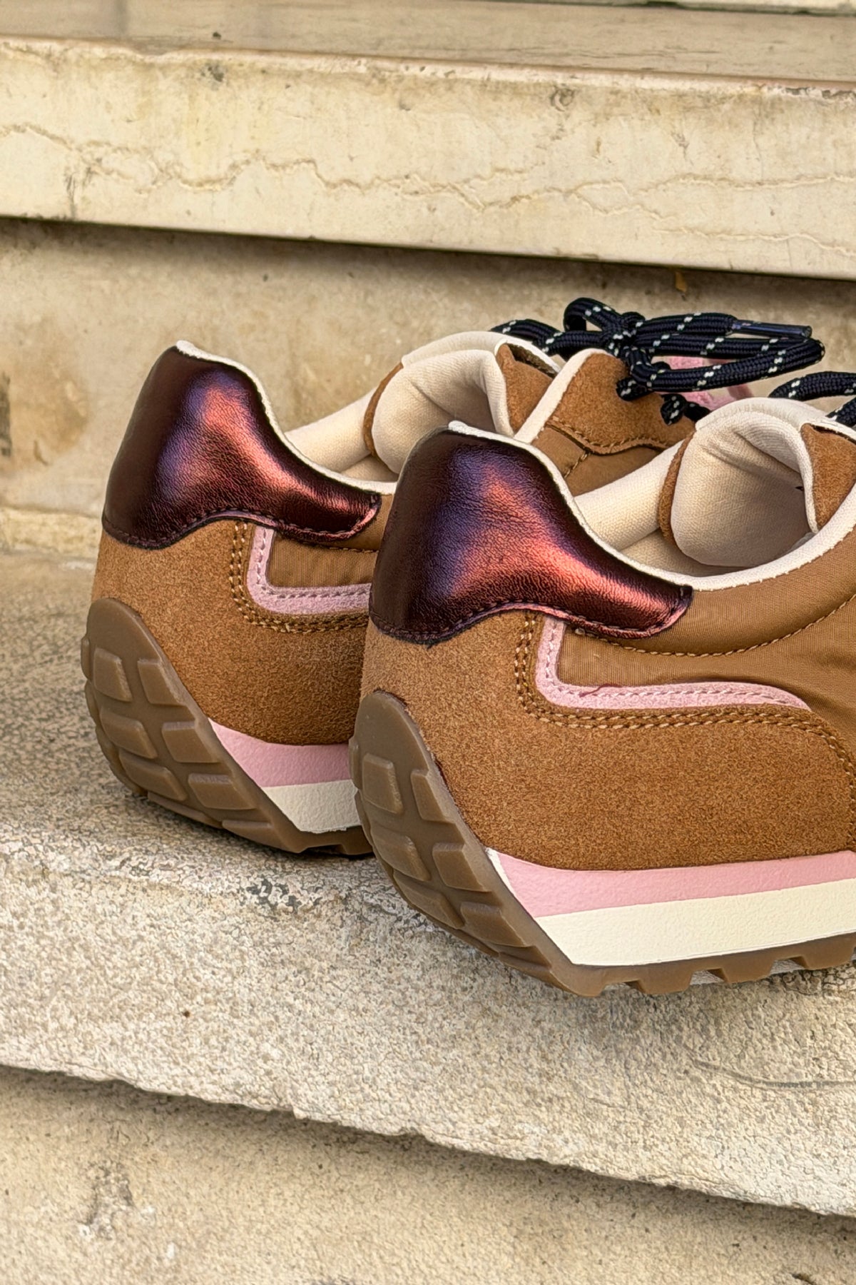Baskets style running camel effet daim à rayures et lacets bicolores rose et marine