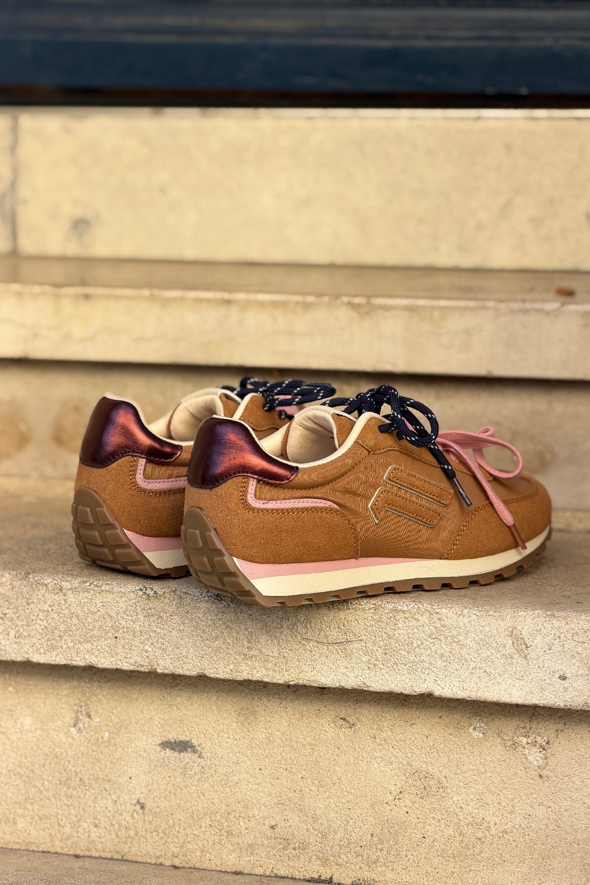 Baskets style running camel effet daim à rayures et lacets bicolores rose et marine