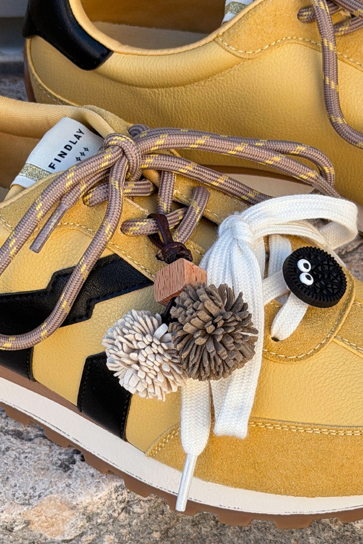 Baskets style running jaune moutarde effet daim à rayures et lacets bicolores taupe