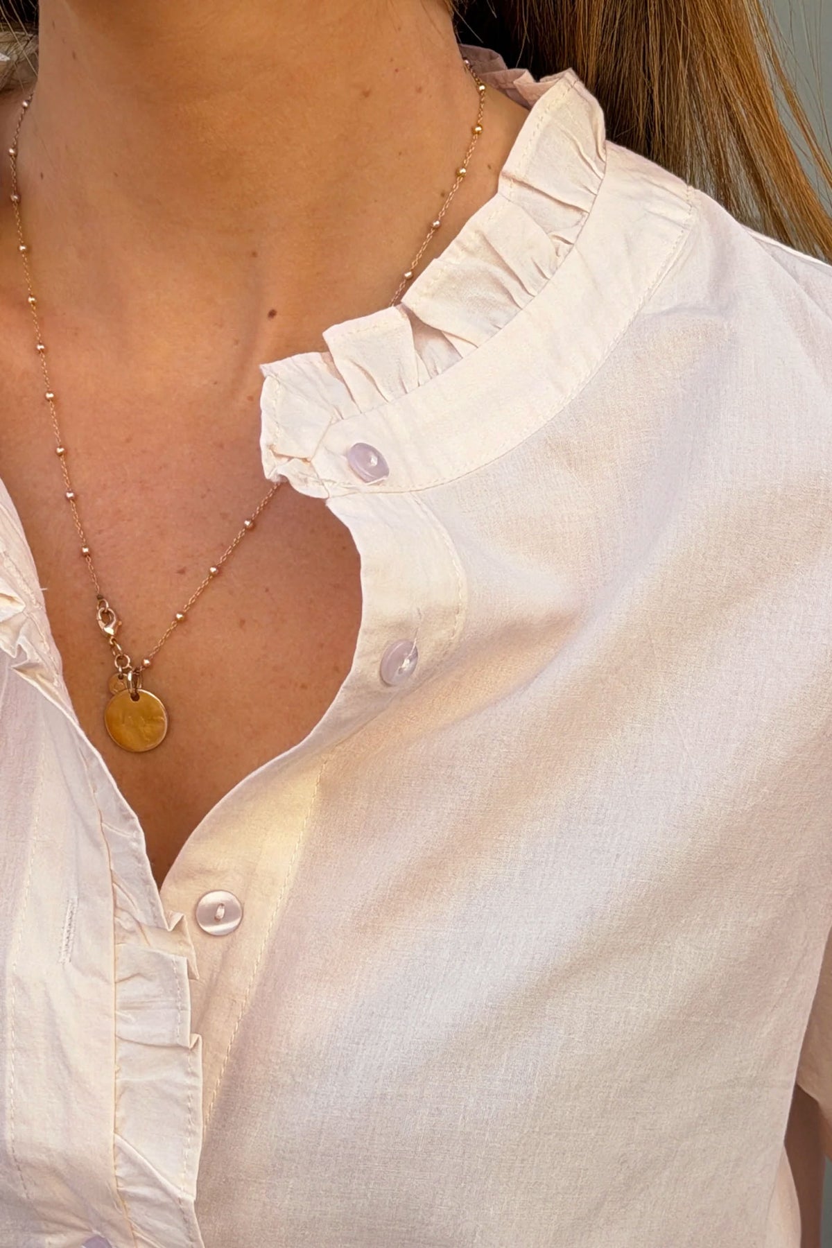Blouse beige clair à boutons col froufrou
