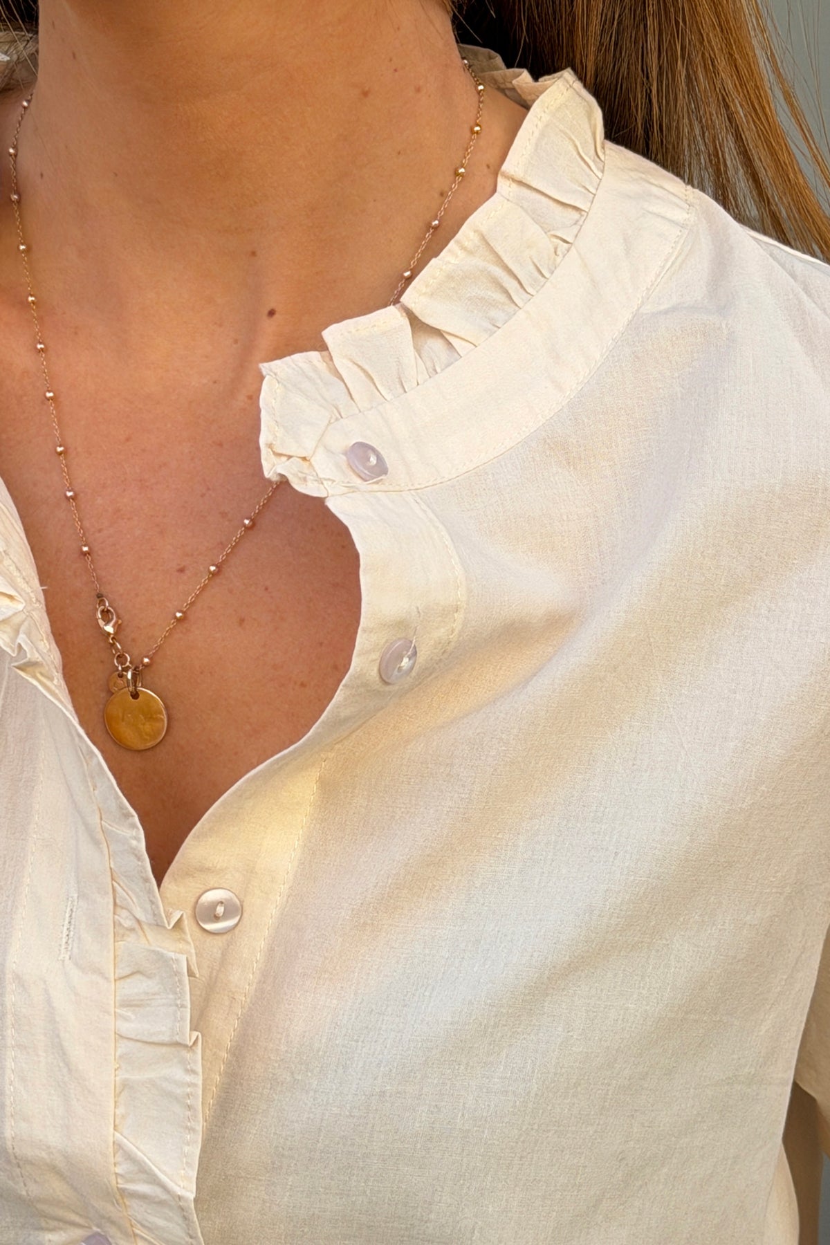 Blouse beige clair à boutons col froufrou