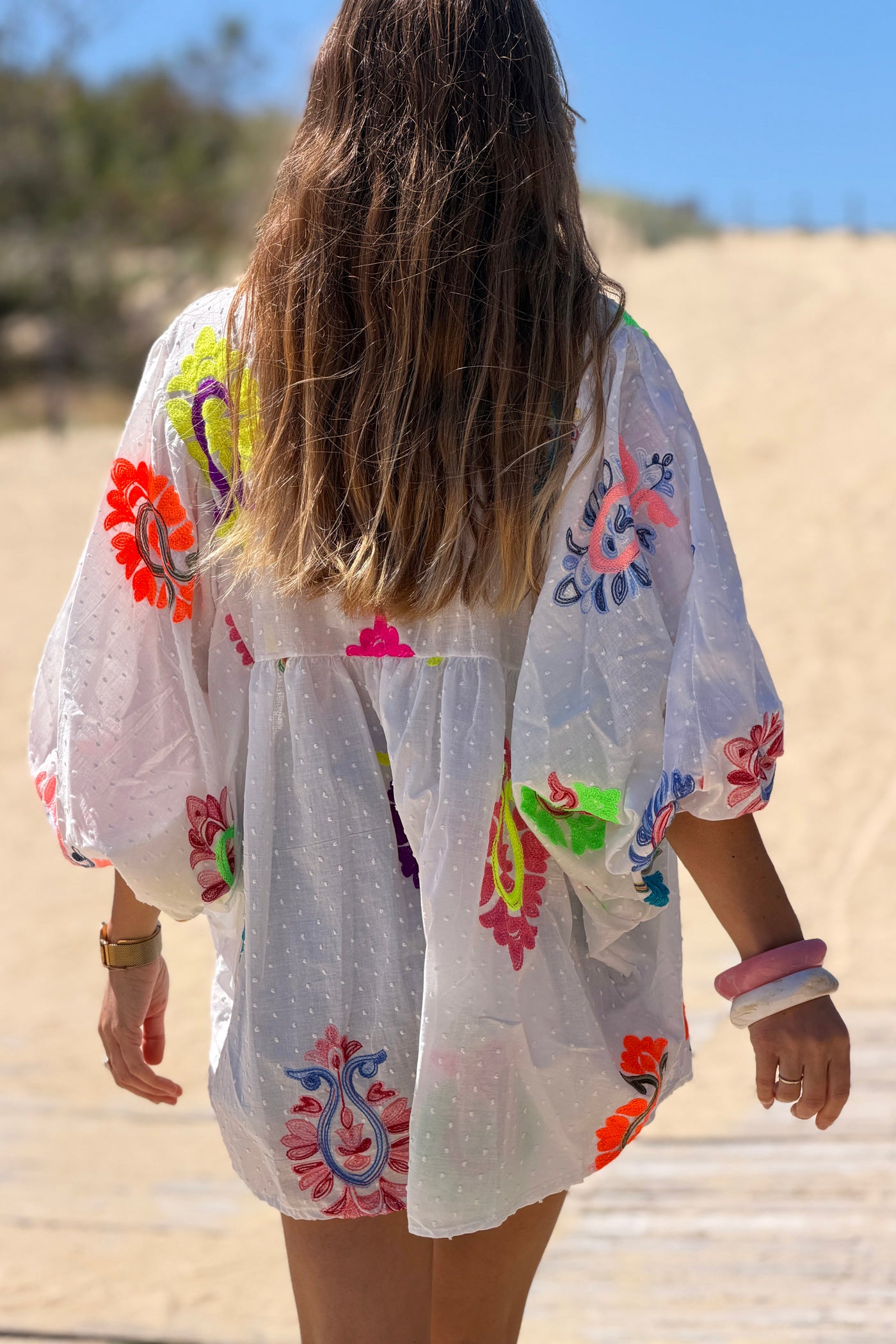 Blouse blanche en coton plumetis et broderie cachemire colorée aléatoire