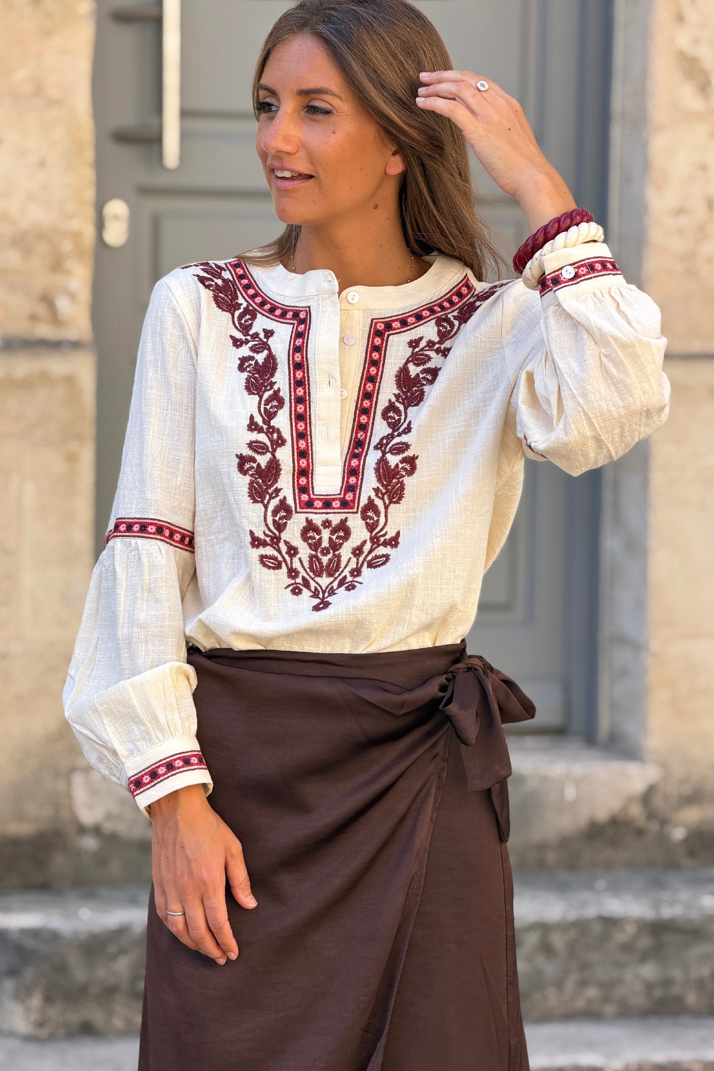 Blouse écru col broderie fleurs bordeaux et aubergine