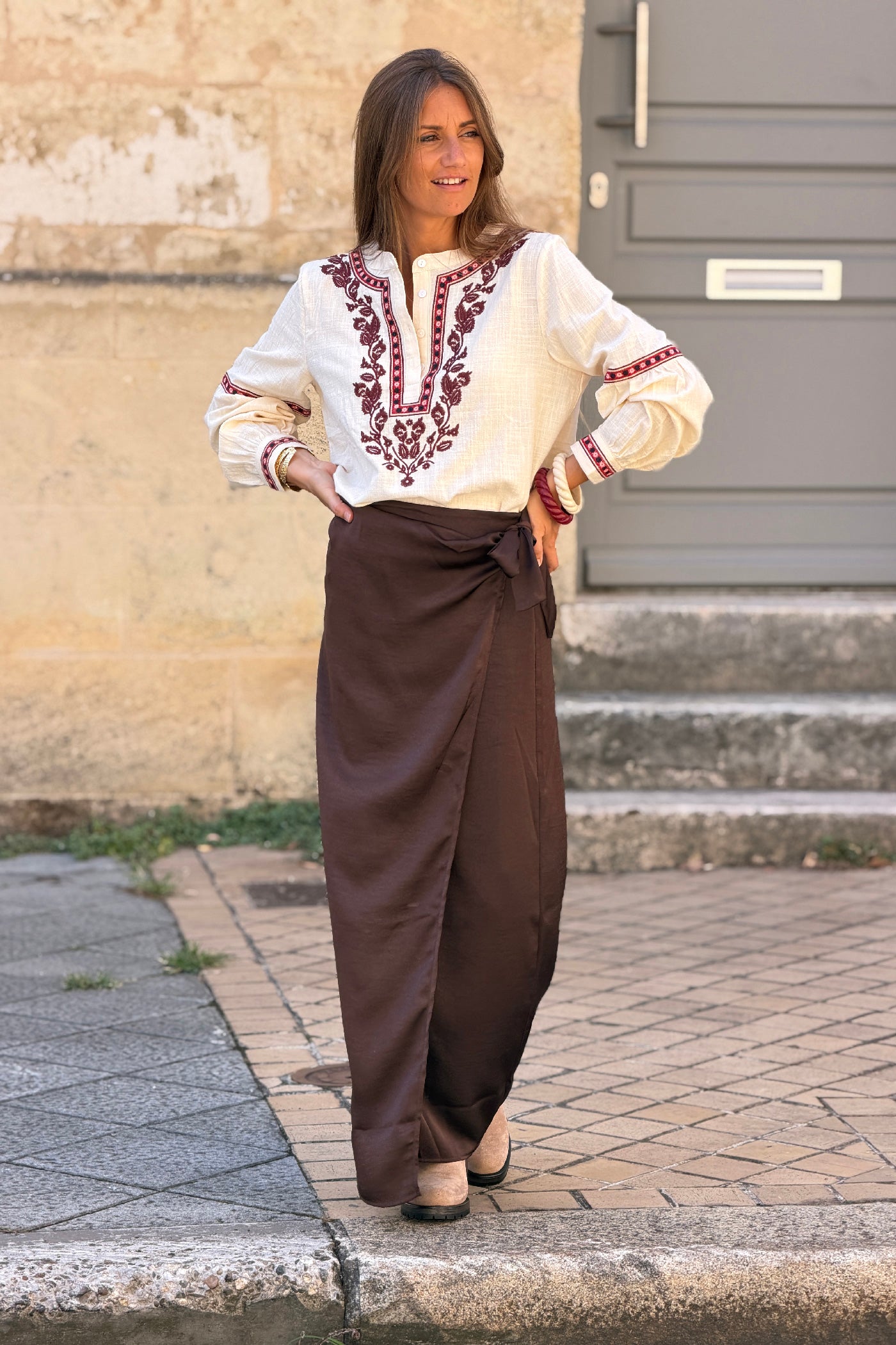 Blouse écru col broderie fleurs bordeaux et aubergine