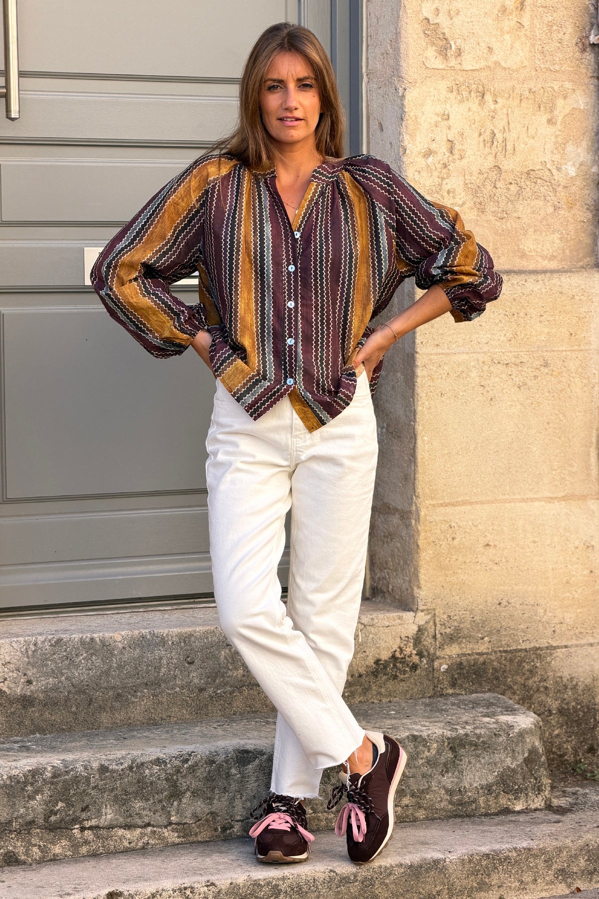 Blouse en coton à boutons imprimé rayures vagues aubergine et camel