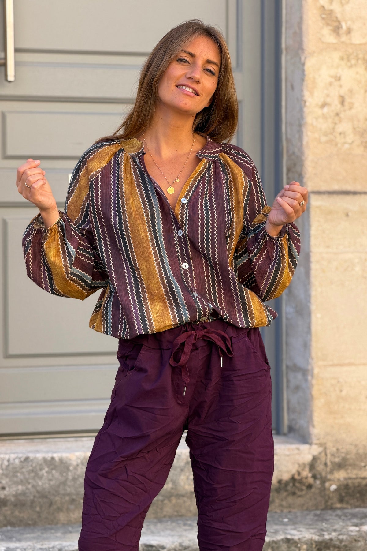 Blouse en coton à boutons imprimé rayures vagues aubergine et camel