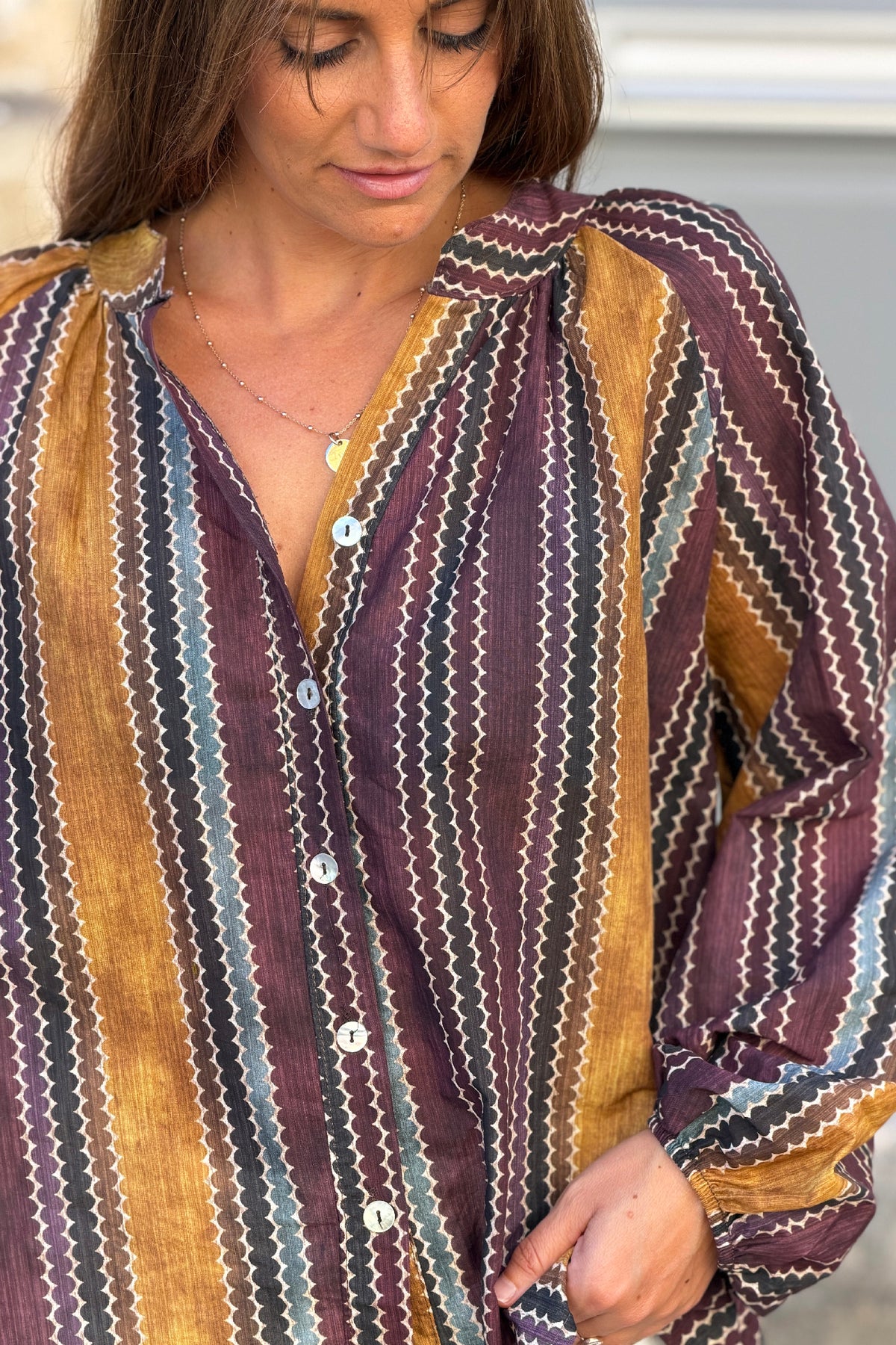 Blouse en coton à boutons imprimé rayures vagues aubergine et camel