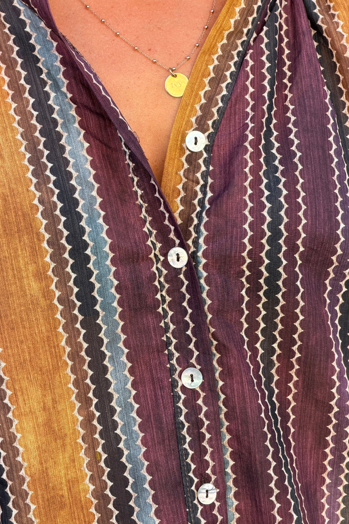Blouse en coton à boutons imprimé rayures vagues aubergine et camel