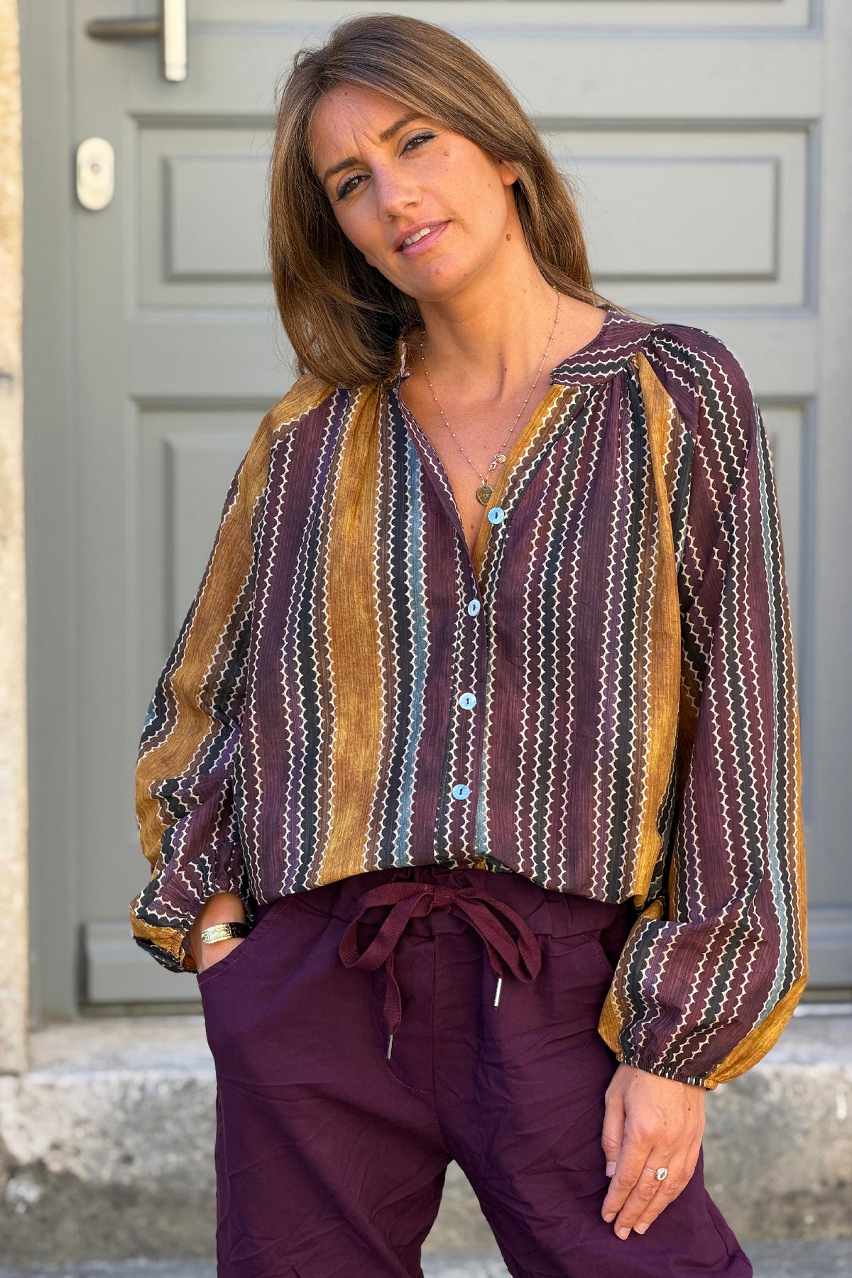 Blouse en coton à boutons imprimé rayures vagues aubergine et camel