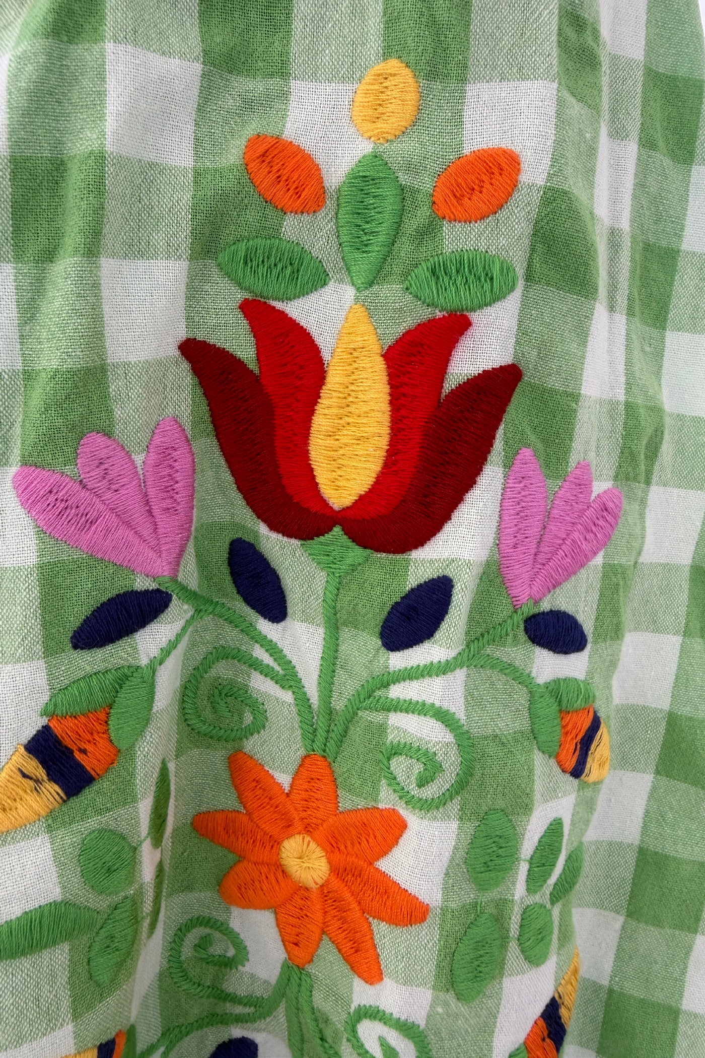 Blouse en coton carreaux vichy verts et broderie fleurs sur les manches ballons