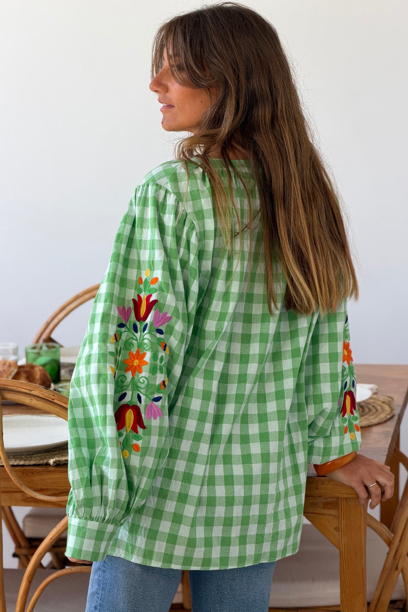 Blouse en coton carreaux vichy verts et broderie fleurs sur les manches ballons