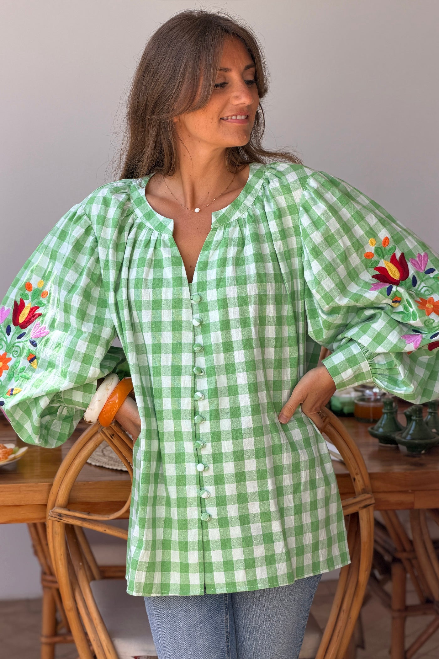 Blouse en coton carreaux vichy verts et broderie fleurs sur les manches ballons