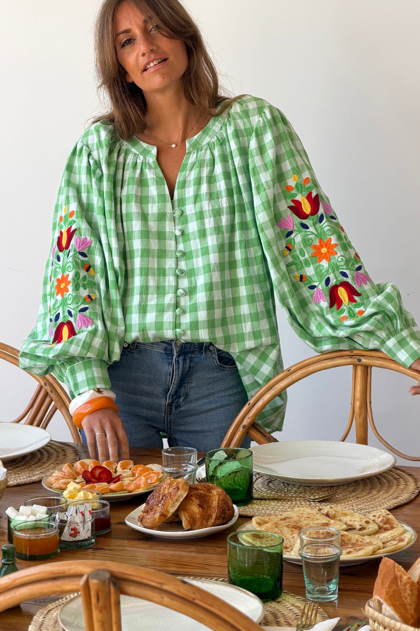 Blouse en coton carreaux vichy verts et broderie fleurs sur les manches ballons