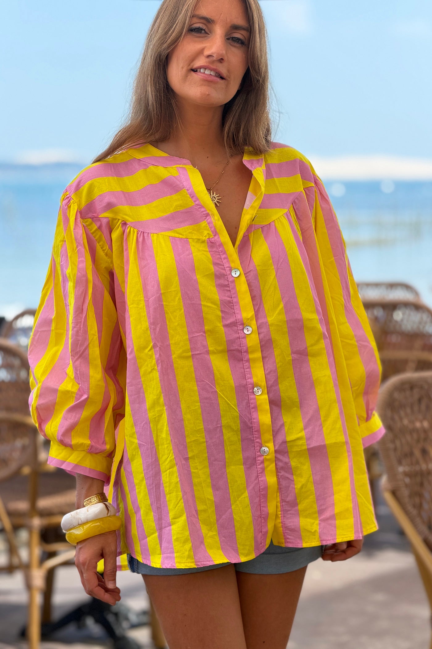 Blouse en coton imprimé à rayures jaunes et roses avec boutons