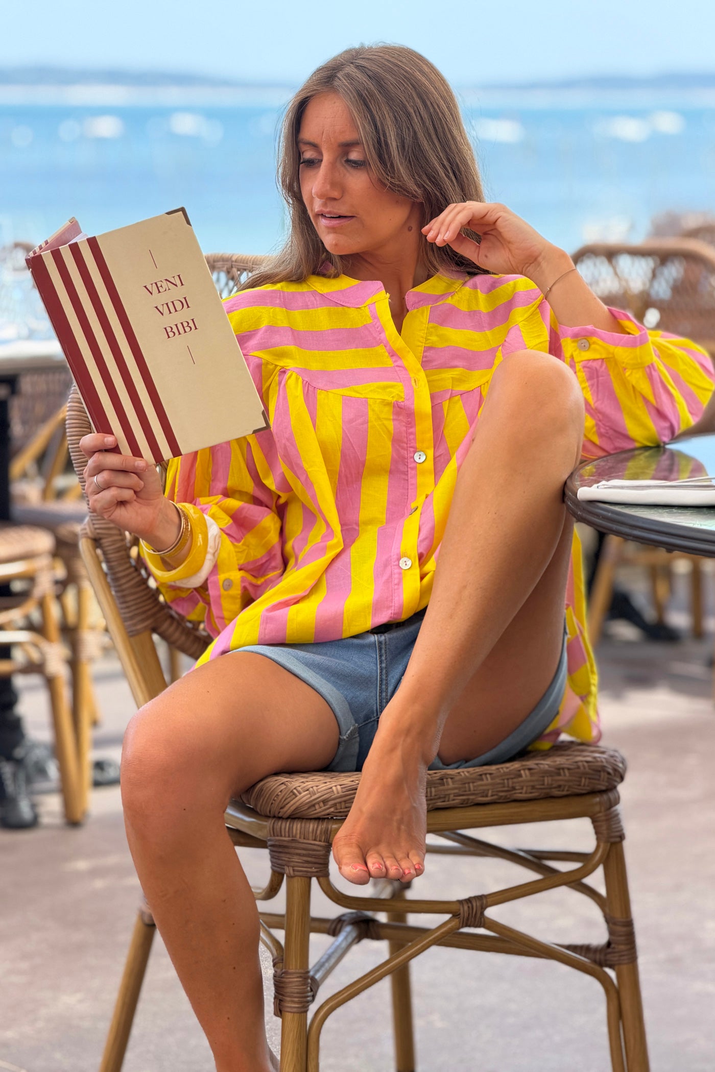 Blouse en coton imprimé à rayures jaunes et roses avec boutons