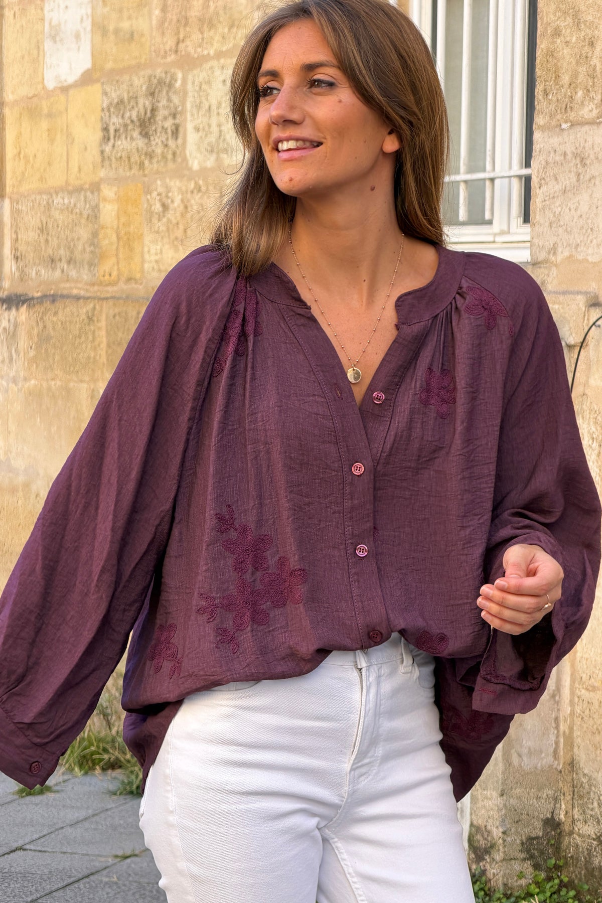 Blouse fluide aubergine à boutons broderie fleurs