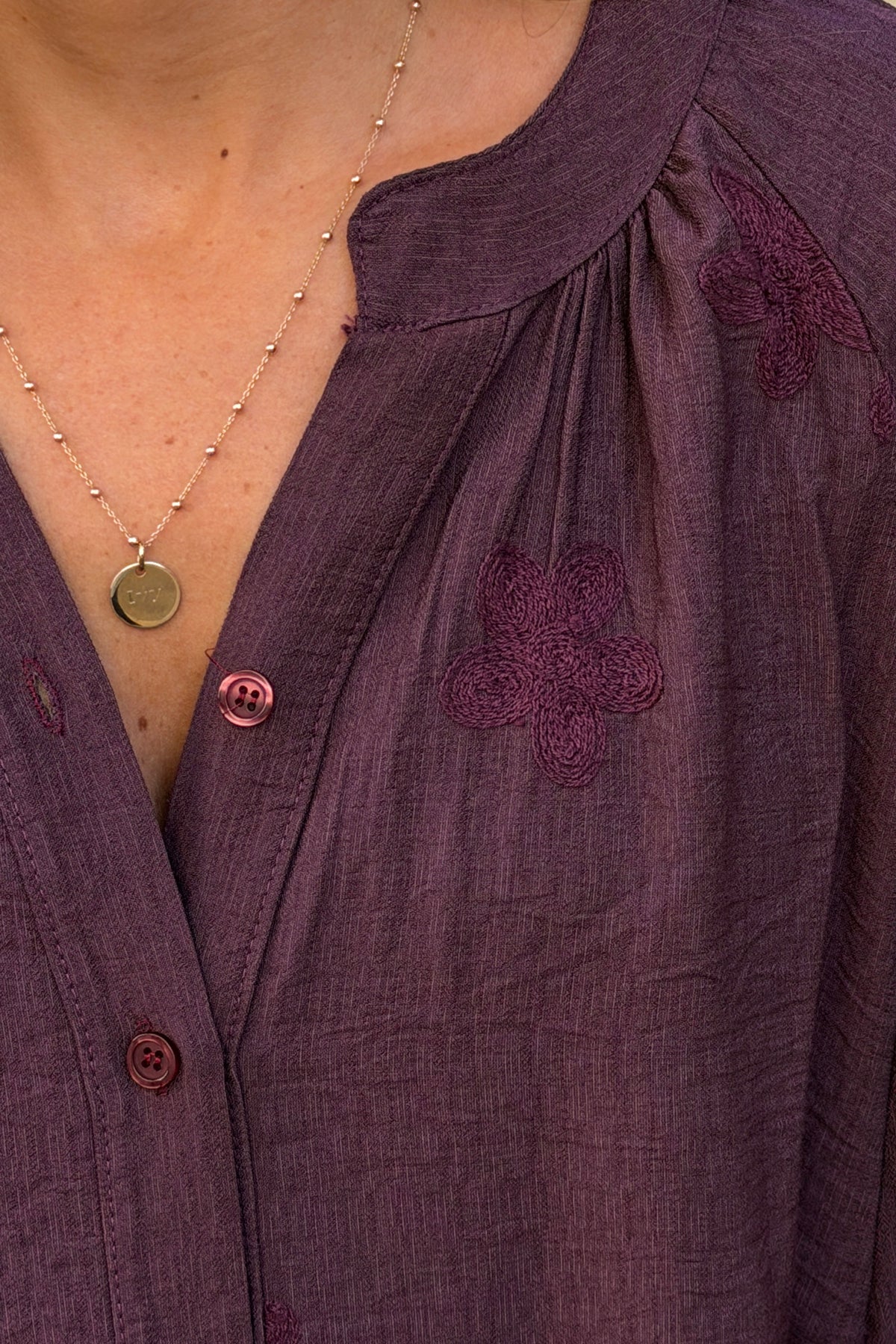 Blouse fluide aubergine à boutons broderie fleurs