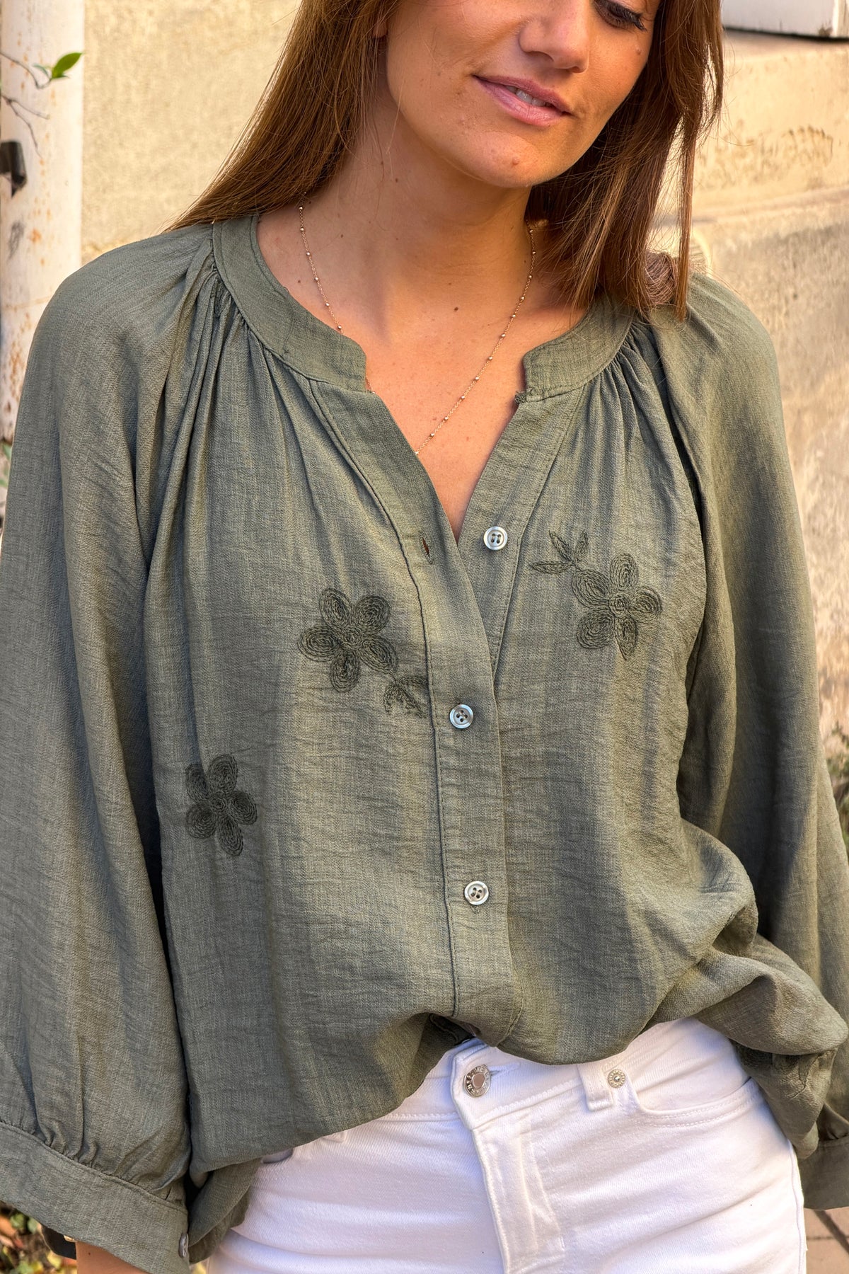 Blouse fluide kaki à boutons broderie fleurs