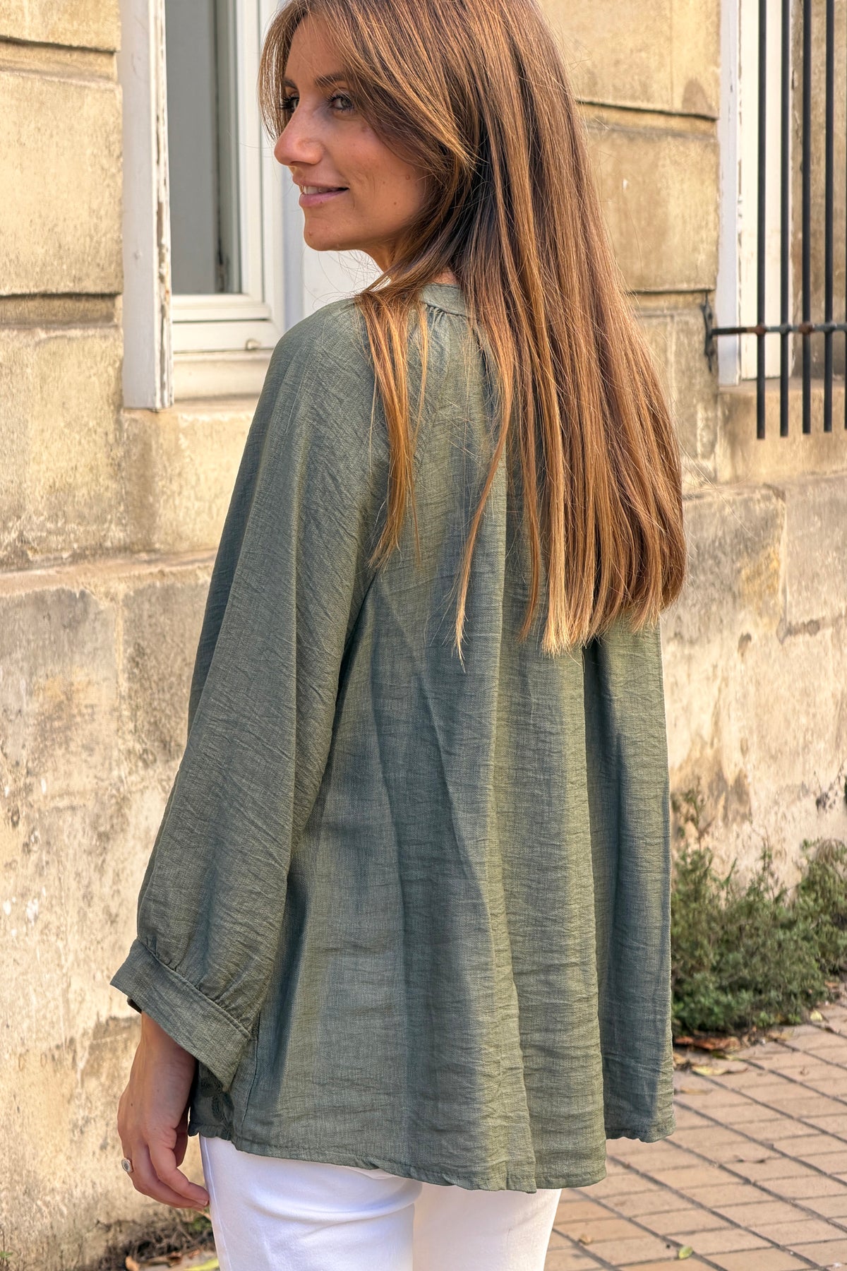 Blouse fluide kaki à boutons broderie fleurs