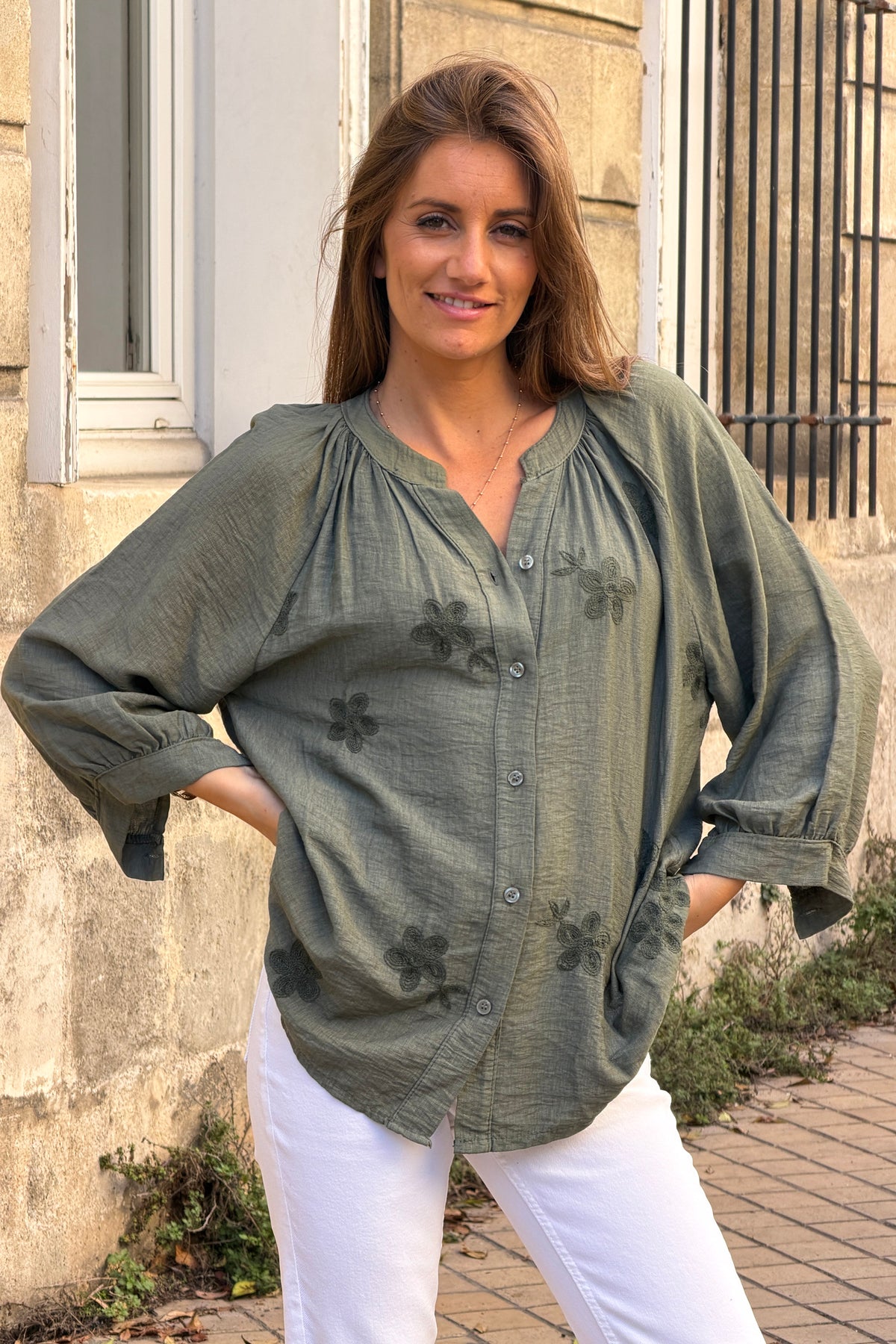 Blouse fluide kaki à boutons broderie fleurs