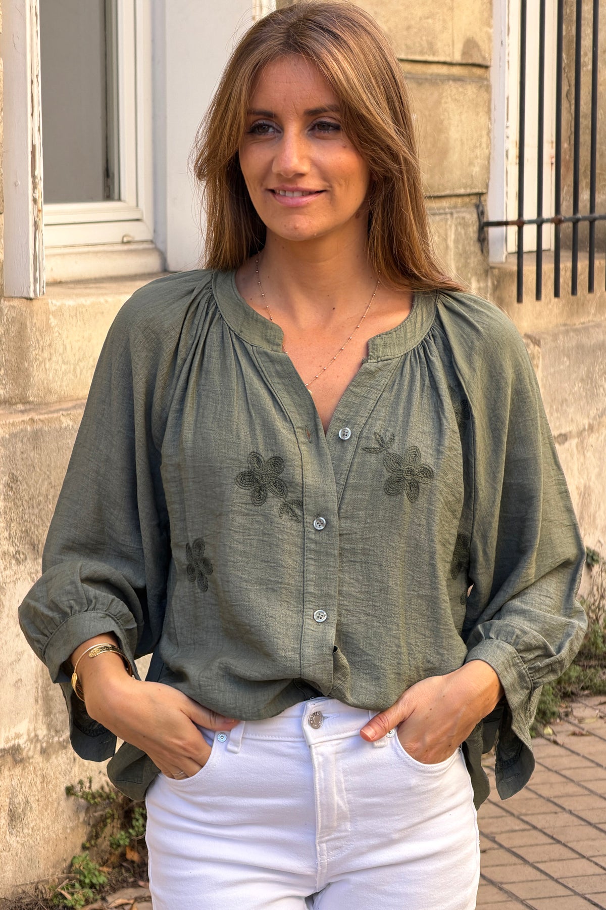 Blouse fluide kaki à boutons broderie fleurs