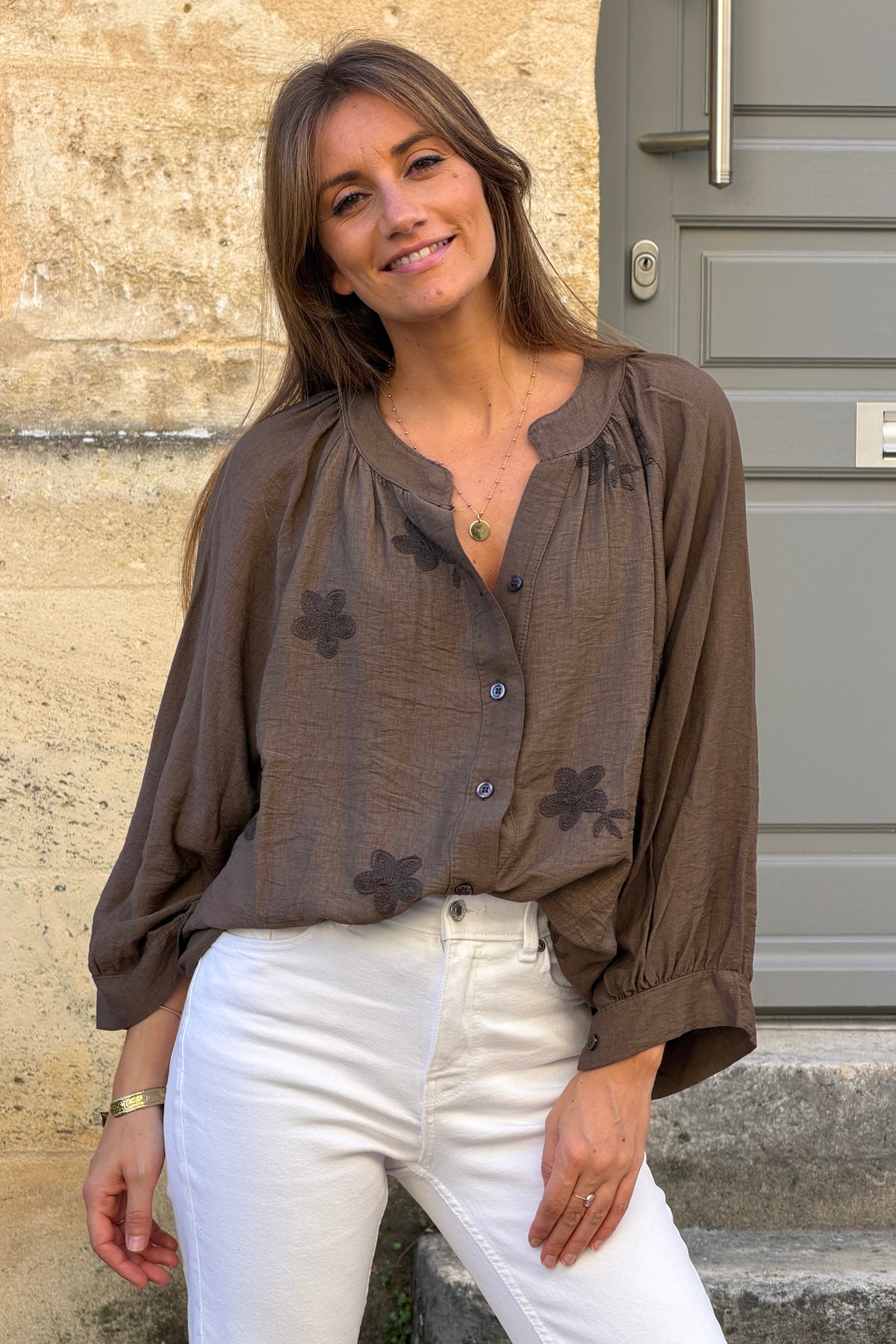 Blouse fluide marron à boutons broderie fleurs