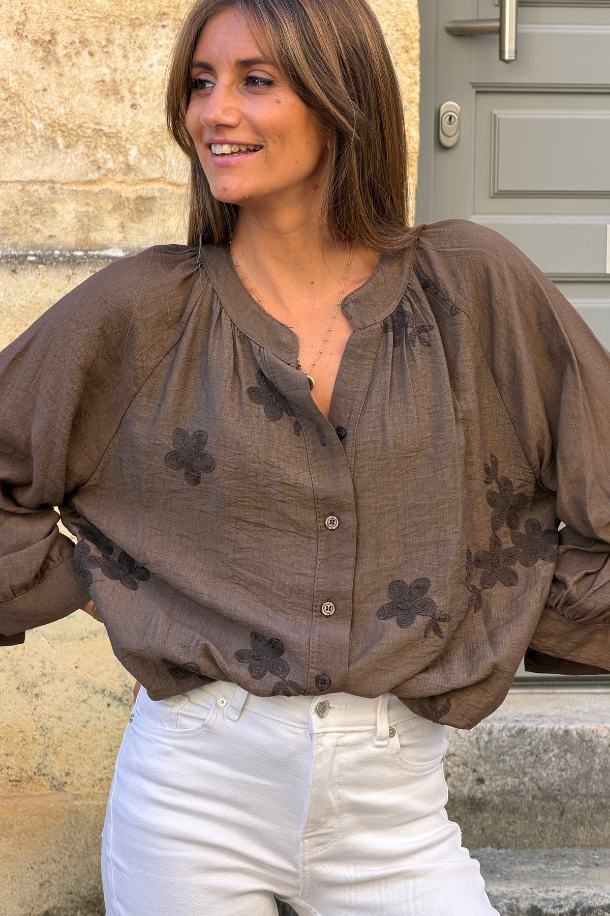Blouse fluide marron à boutons broderie fleurs