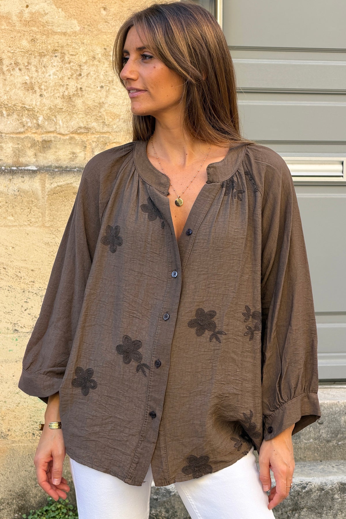 Blouse fluide marron à boutons broderie fleurs