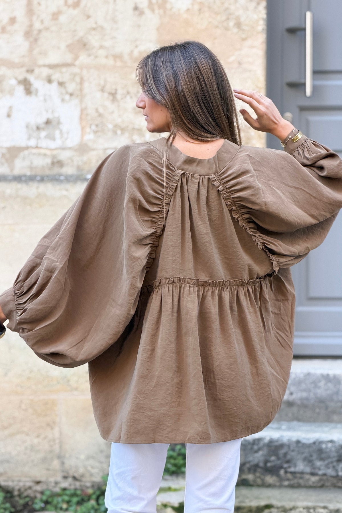 Blouse fluide satinée marron glacé à boutons dos froufrous