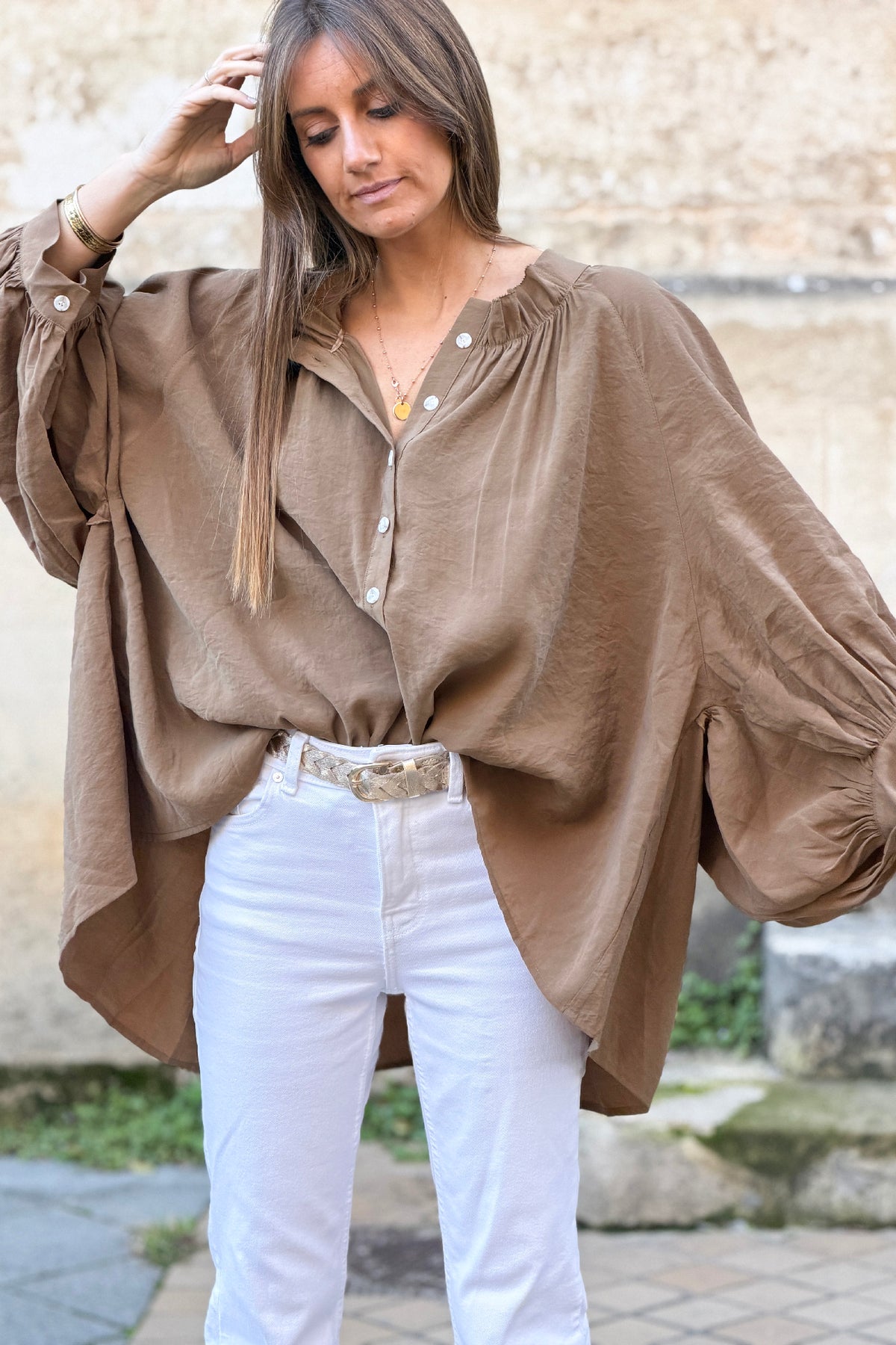 Blouse fluide satinée marron glacé à boutons dos froufrous