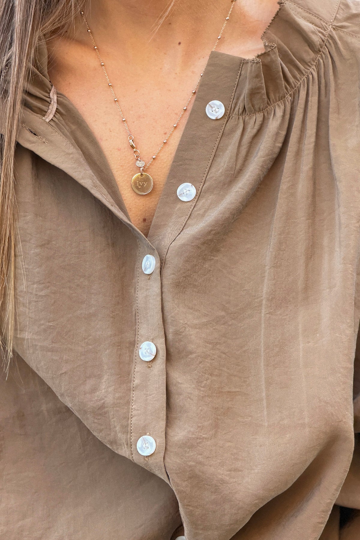 Blouse fluide satinée marron glacé à boutons dos froufrous