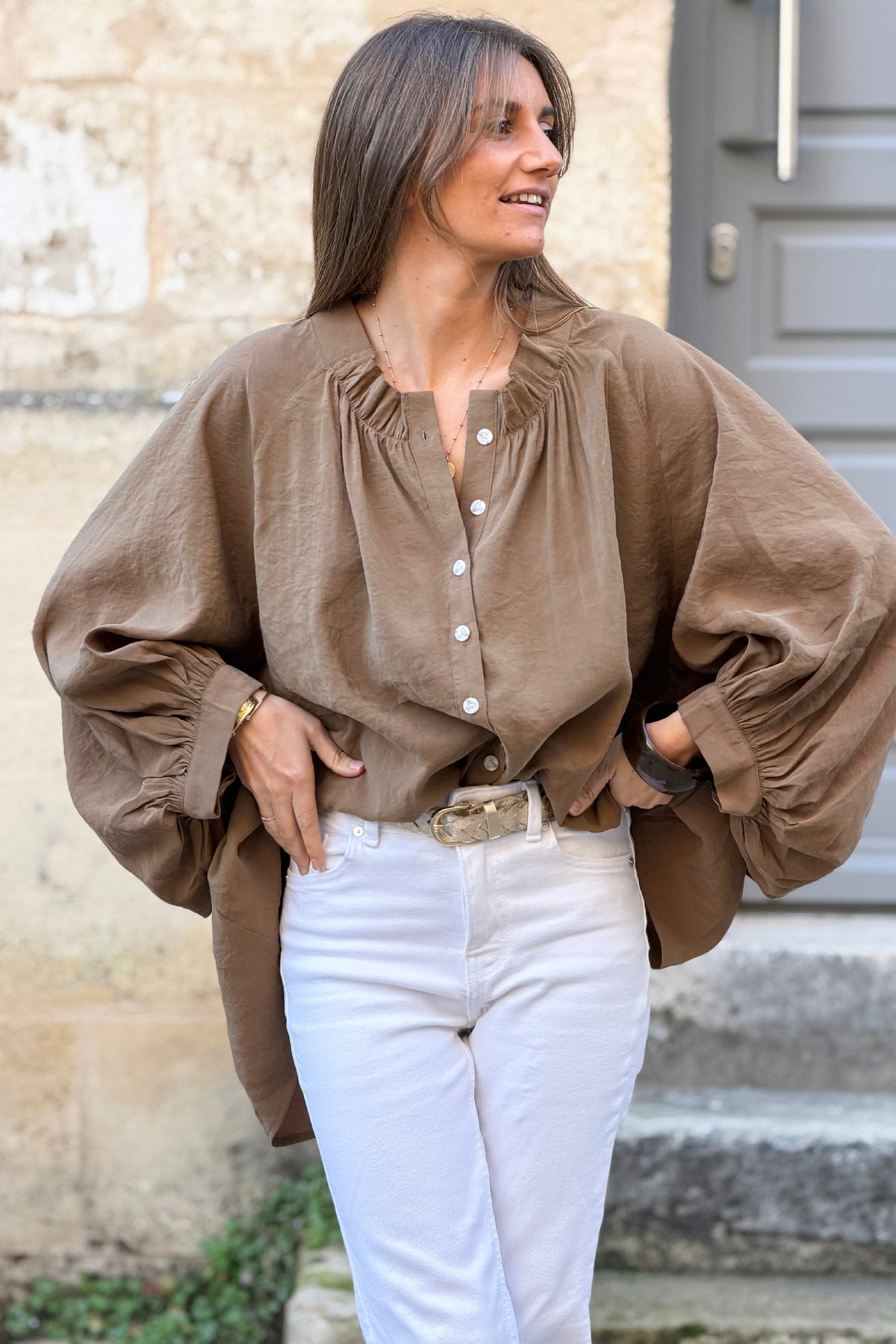 Blouse fluide satinée marron glacé à boutons dos froufrous