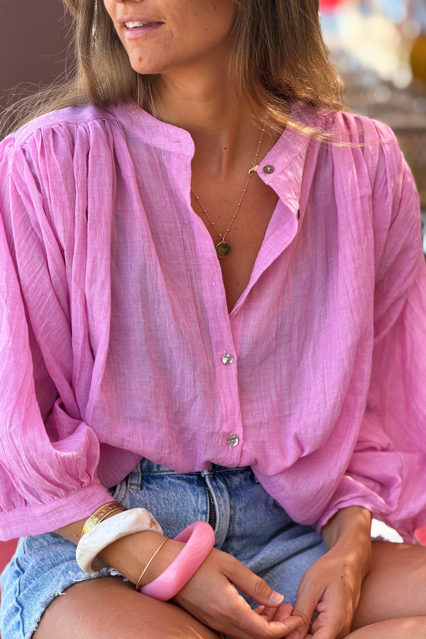 Blouse large boutonnée en voile de coton rose manches trois-quart
