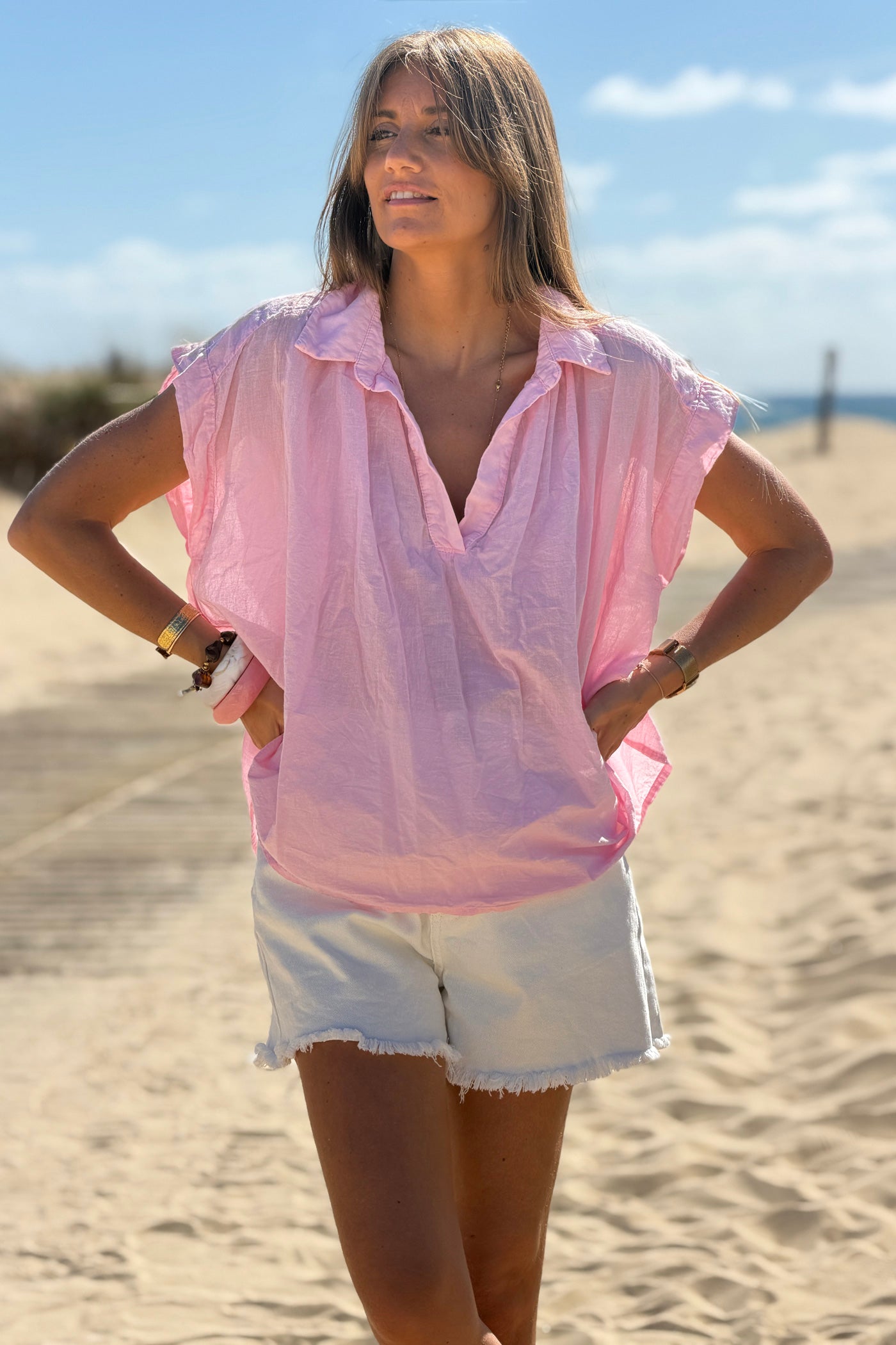 Blouse rose en voile de coton large col chemise en v manches courtes