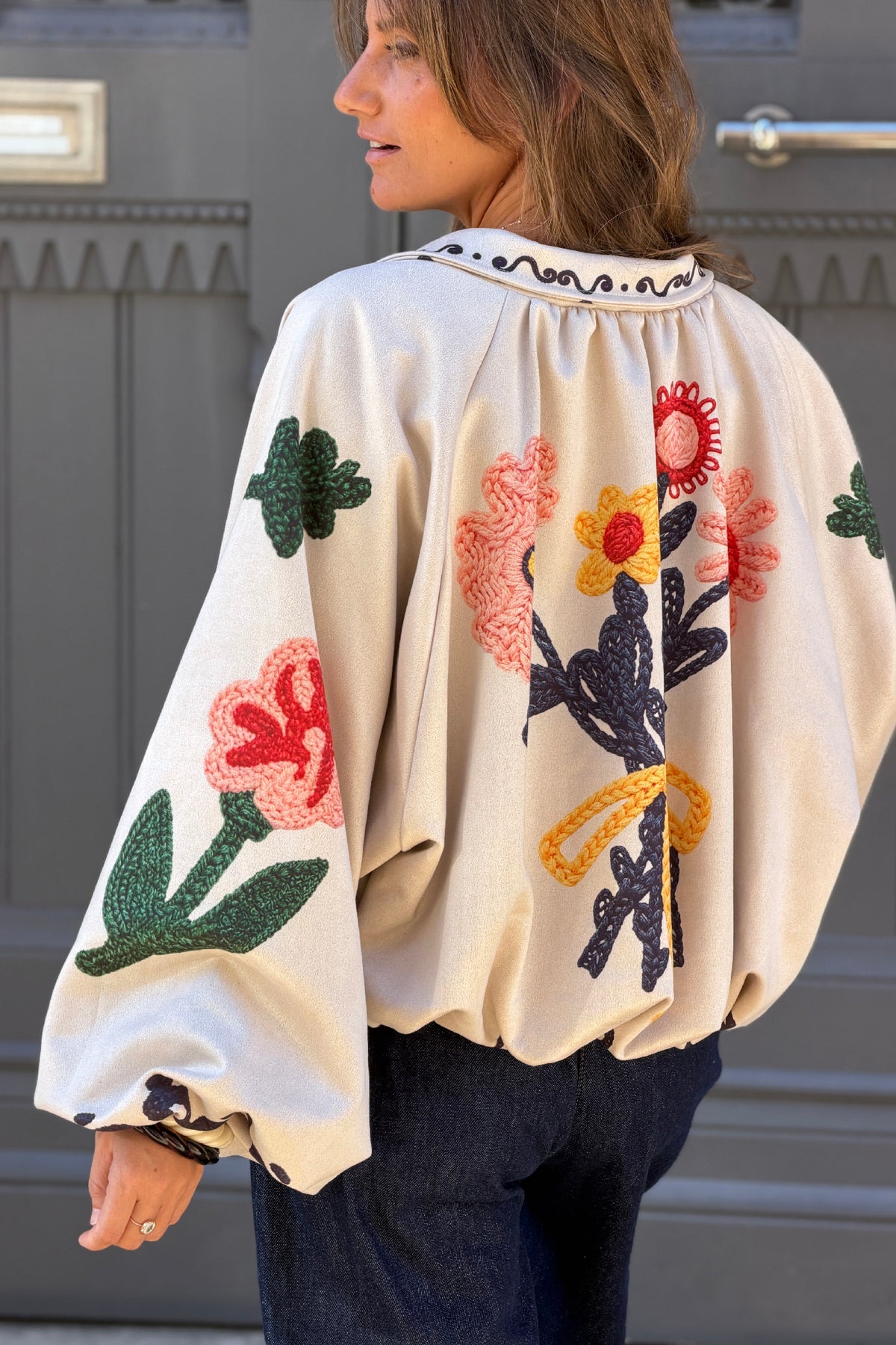 Blouson veste ballon beige en suédine imprimé effet broderie fleurs colorées et zip