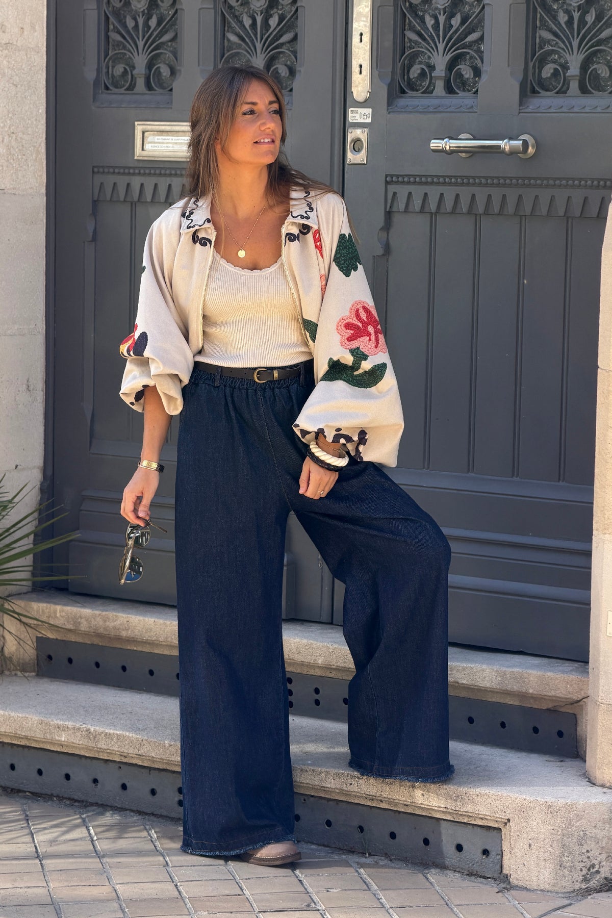Blouson veste ballon beige en suédine imprimé effet broderie fleurs colorées et zip