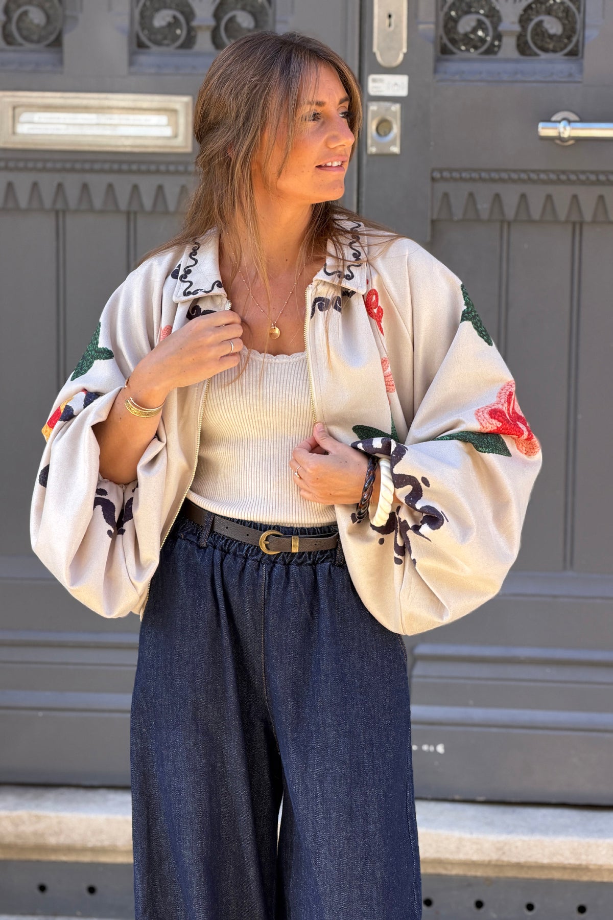 Blouson veste ballon beige en suédine imprimé effet broderie fleurs colorées et zip