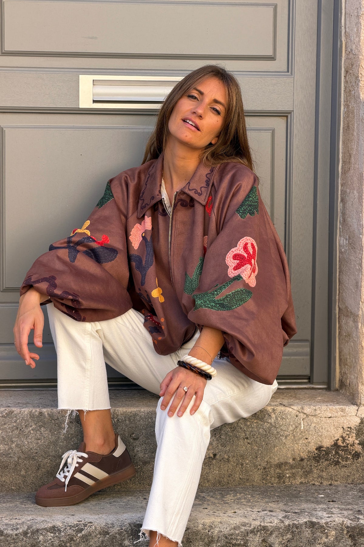 Blouson veste ballon marron en suédine imprimé effet broderie fleurs colorées et zip