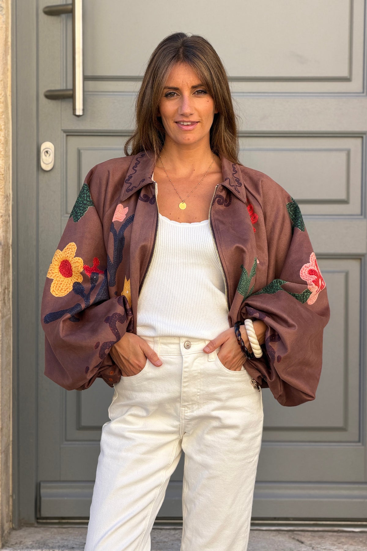 Blouson veste ballon marron en suédine imprimé effet broderie fleurs colorées et zip