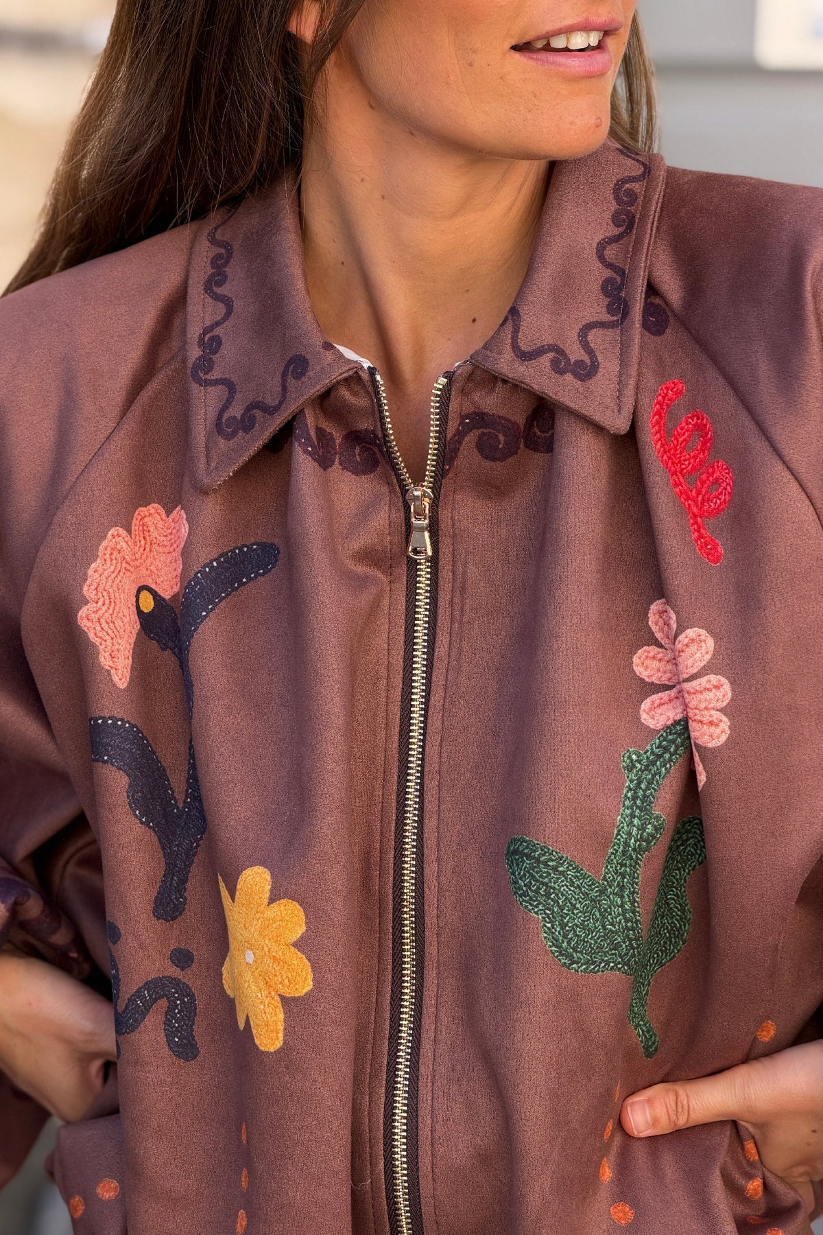Blouson veste ballon marron en suédine imprimé effet broderie fleurs colorées et zip