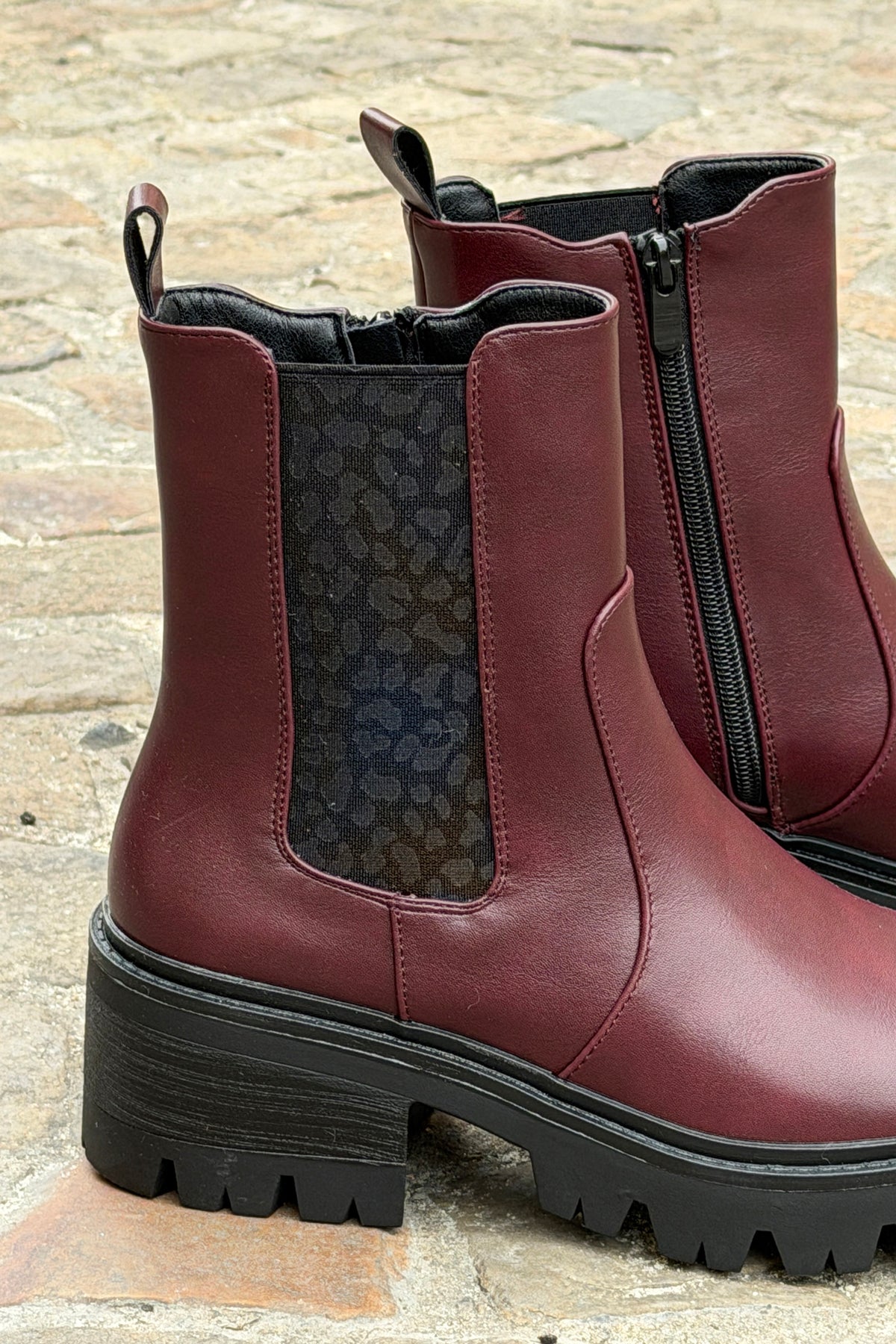 Boots chelsea bordeaux aubergine en simili cuir détail léopard à talons crantés