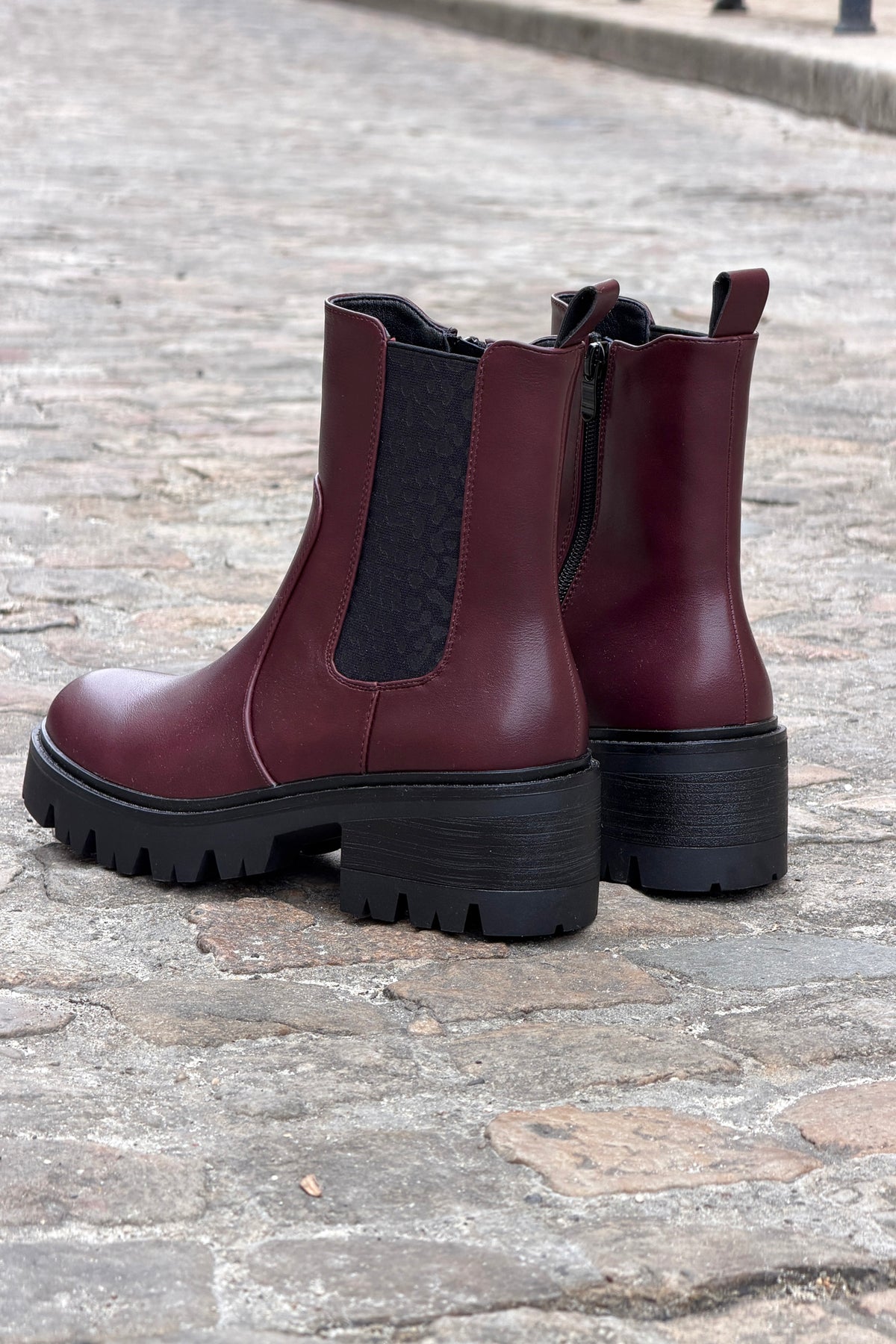Boots chelsea bordeaux aubergine en simili cuir détail léopard à talons crantés