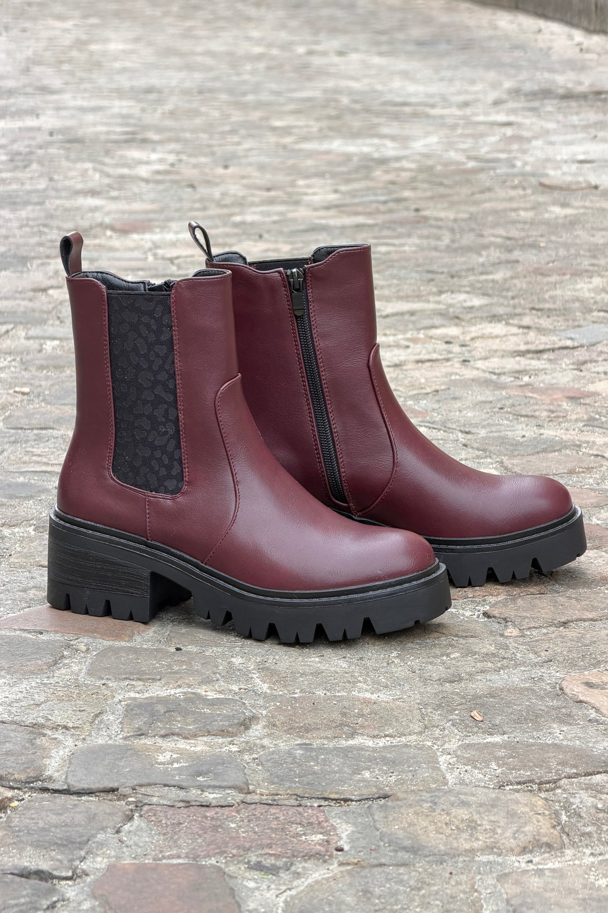 Boots chelsea bordeaux aubergine en simili cuir détail léopard à talons crantés
