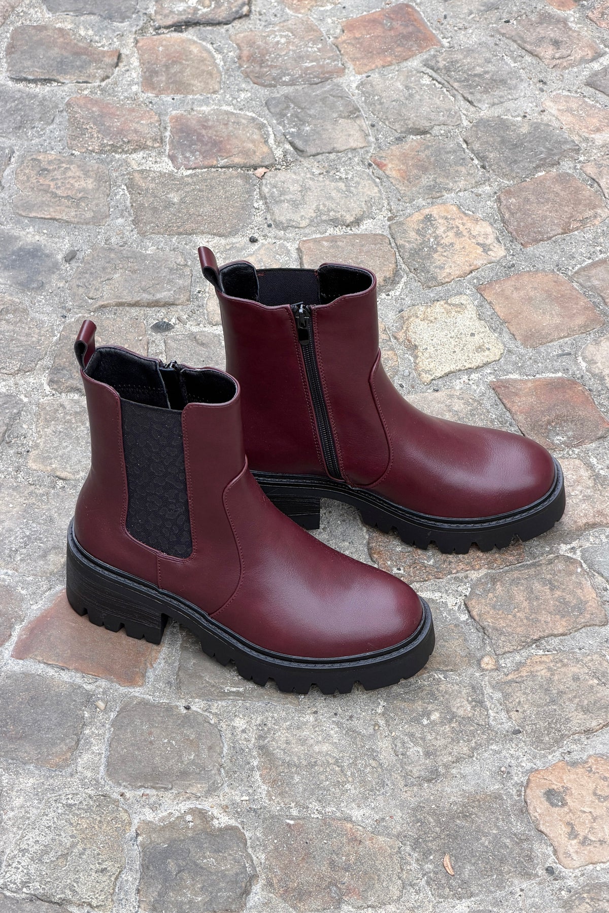 Boots chelsea bordeaux aubergine en simili cuir détail léopard à talons crantés