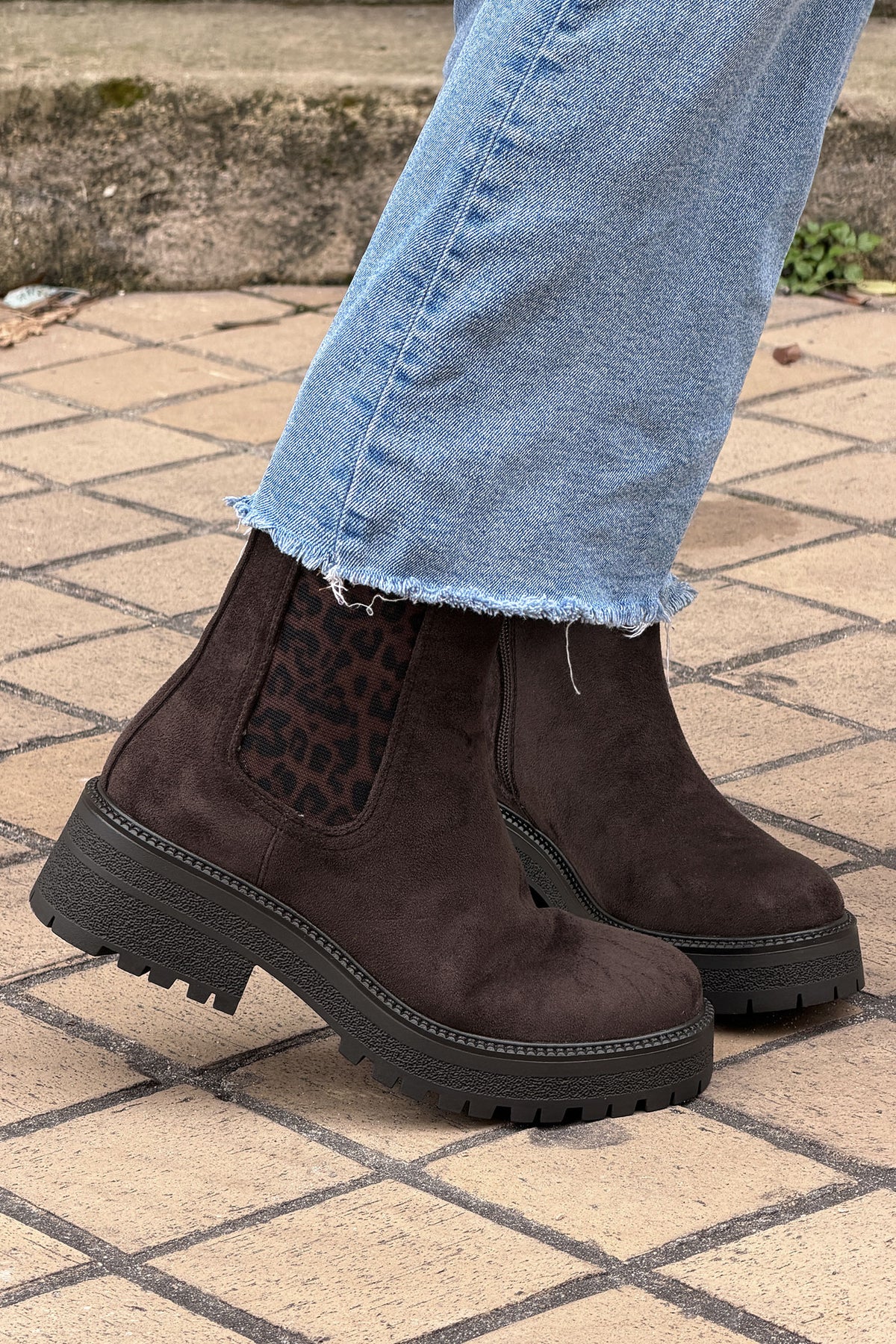 Boots chelsea marron en suédine détail léopard à talons crantés