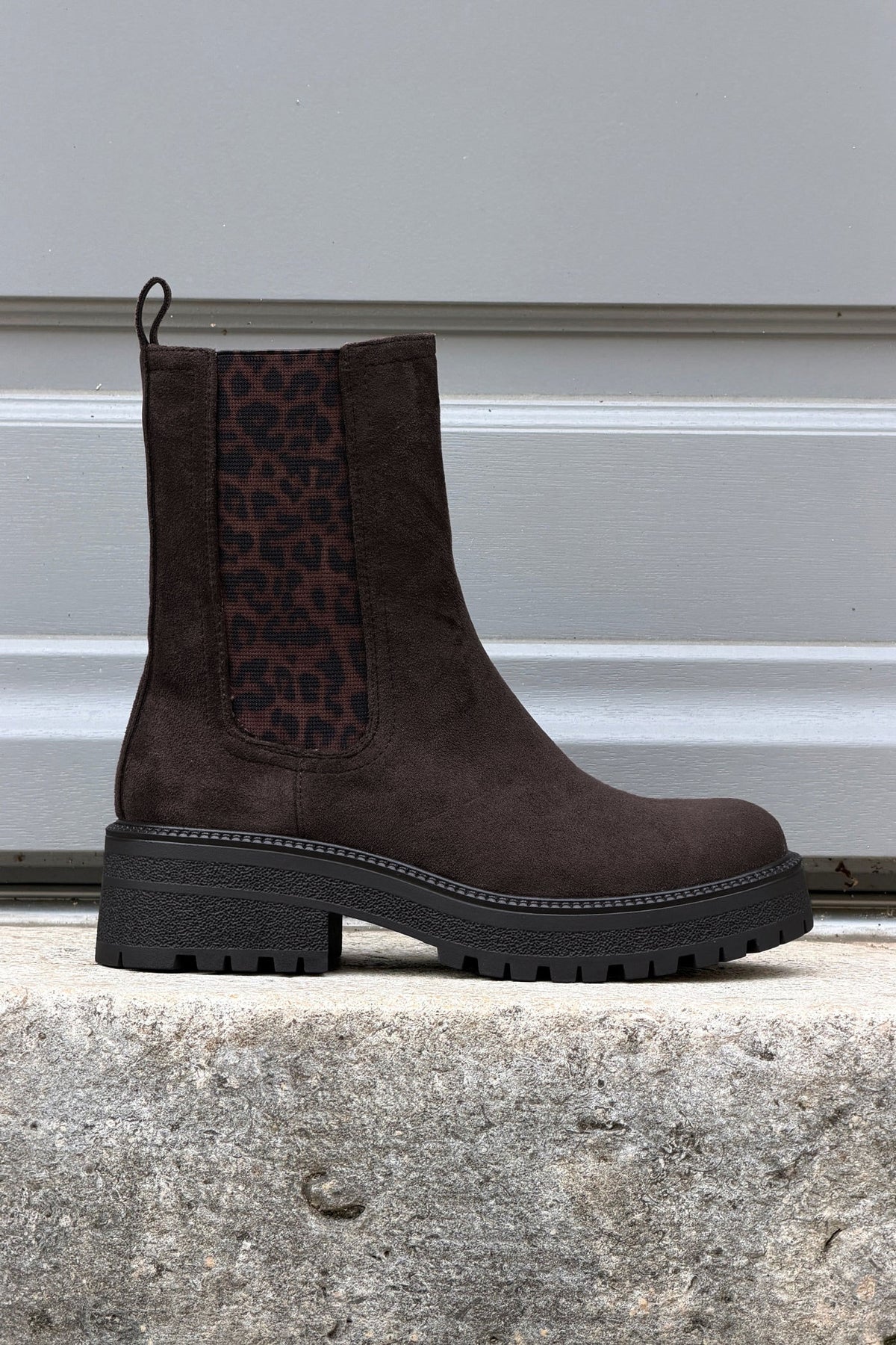 Boots chelsea marron en suédine détail léopard à talons crantés