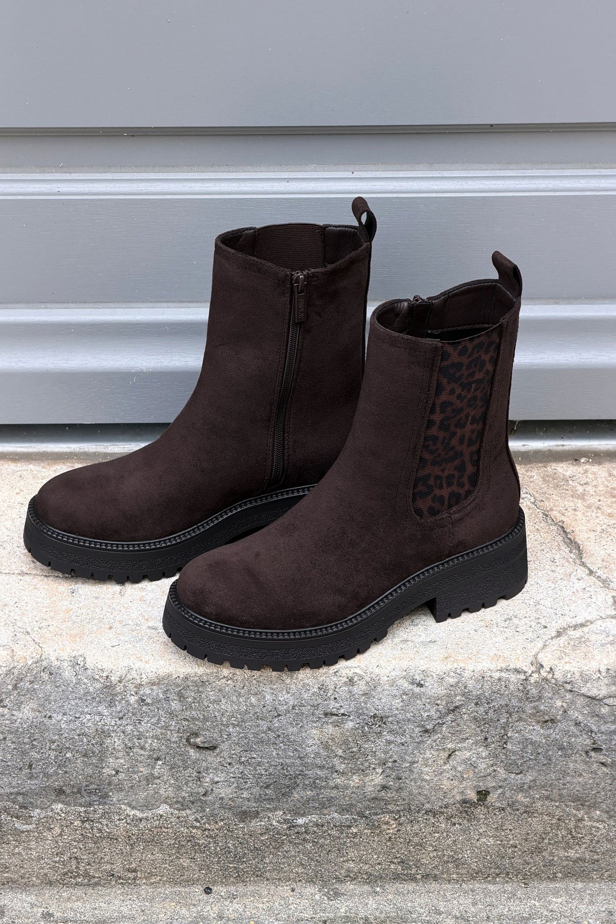 Boots chelsea marron en suédine détail léopard à talons crantés
